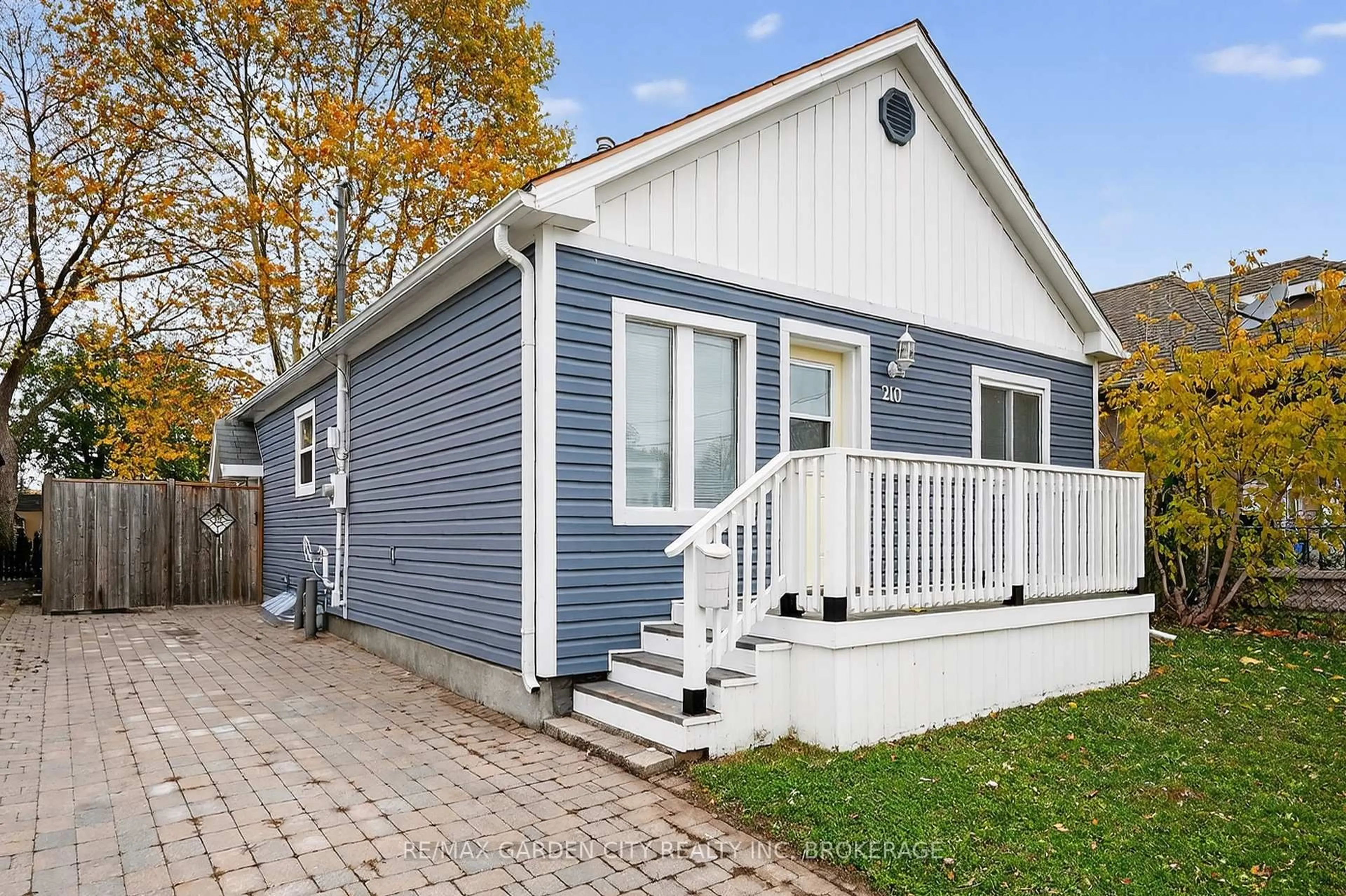 Home with vinyl exterior material, street for 210 Wright St, Welland Ontario L3B 2K3