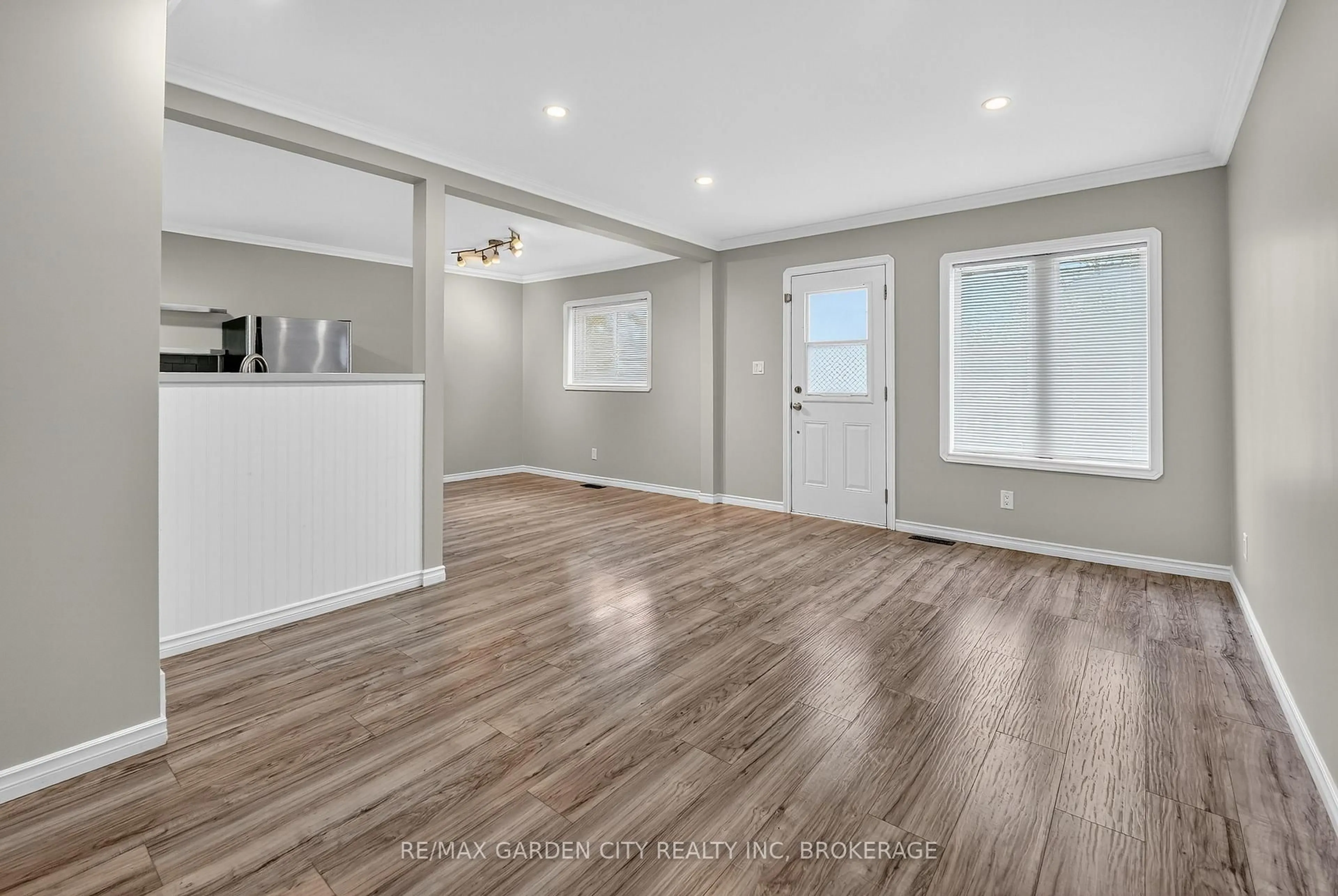 Open concept kitchen, wood/laminate floor for 210 Wright St, Welland Ontario L3B 2K3