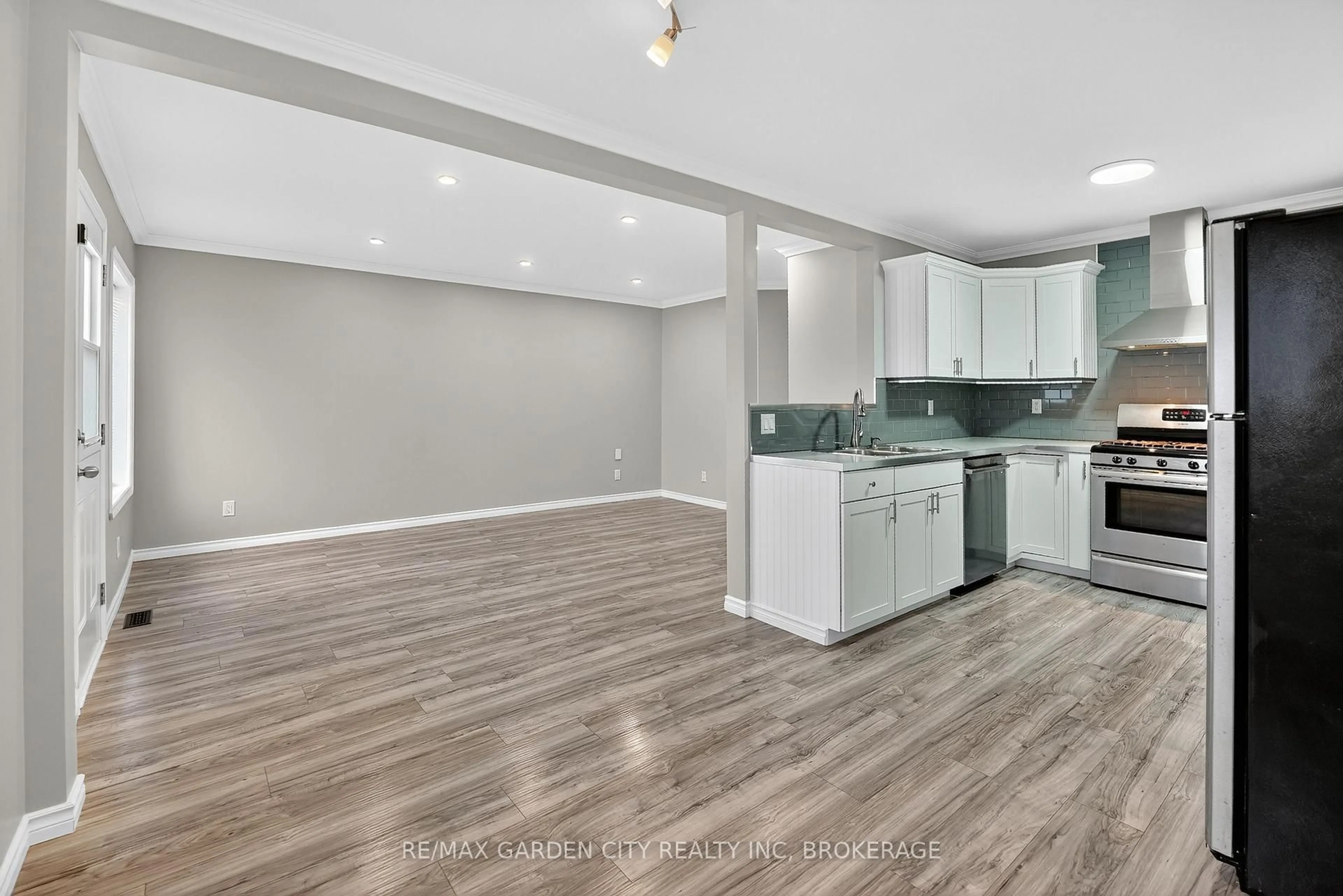 Open concept kitchen, unknown for 210 Wright St, Welland Ontario L3B 2K3