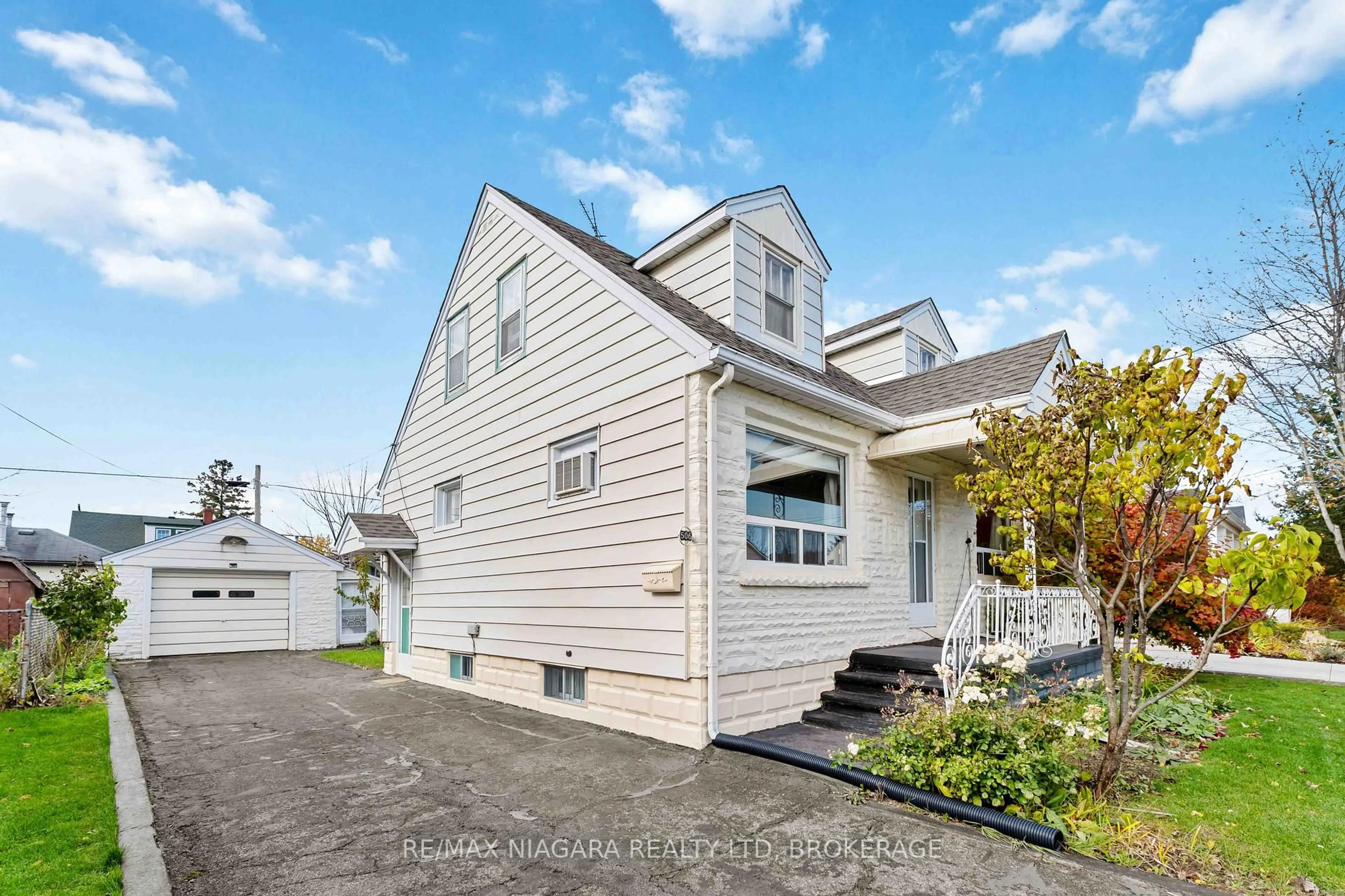 Home with vinyl exterior material, street for 506 Harriet St, Welland Ontario L3B 2J1