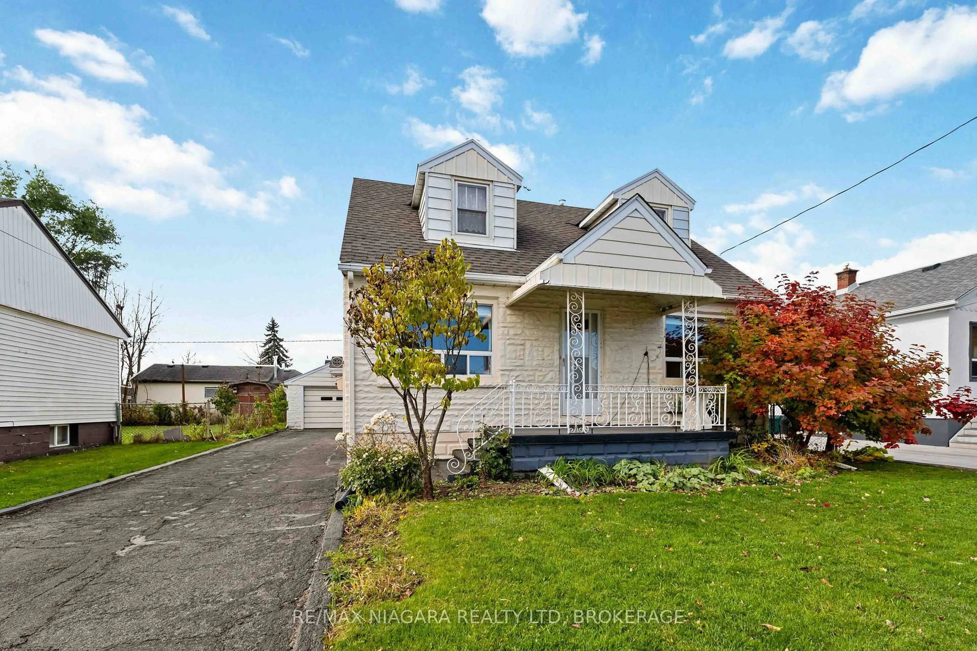 Home with vinyl exterior material, street for 506 Harriet St, Welland Ontario L3B 2J1