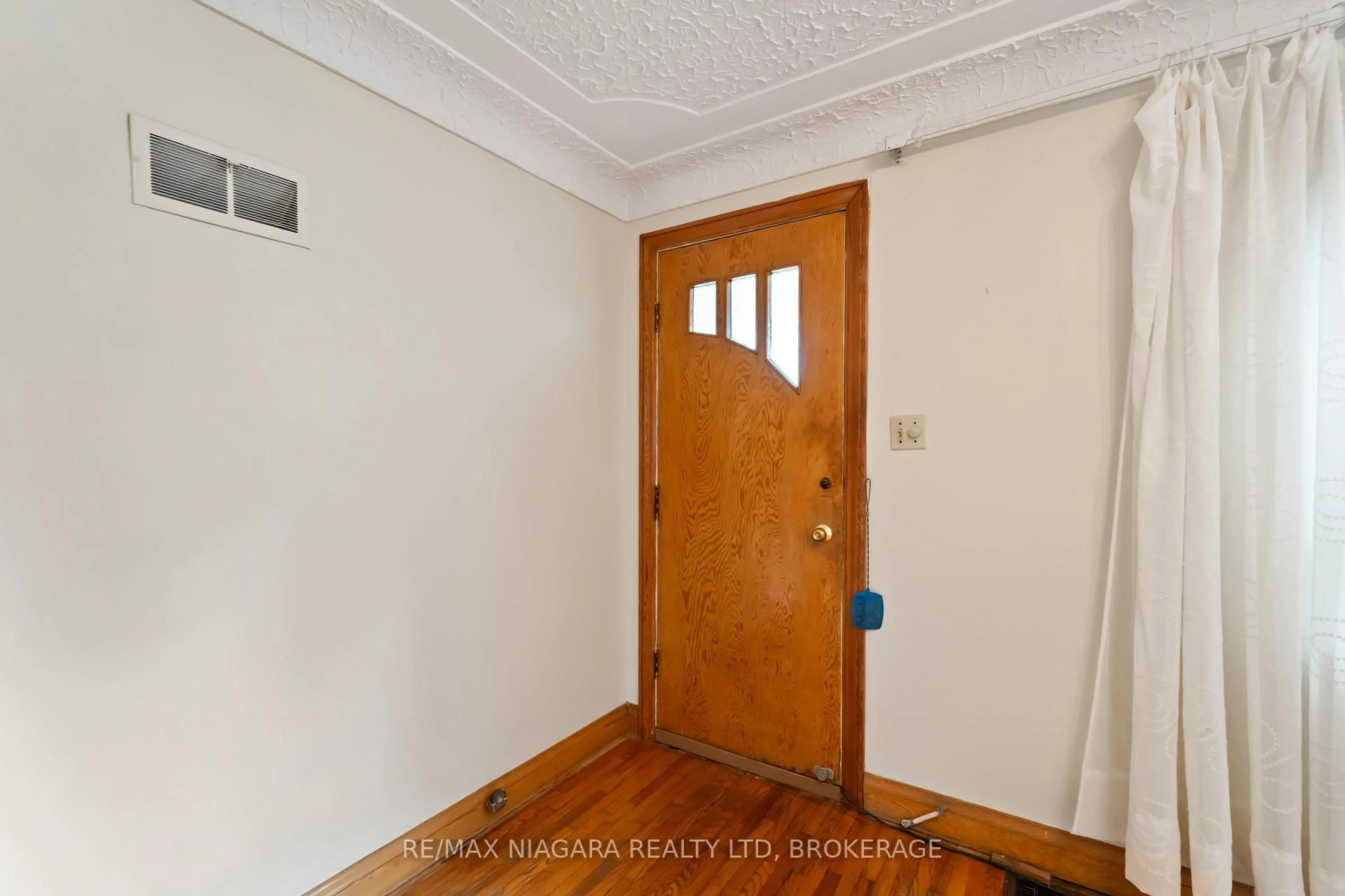 Indoor entryway for 506 Harriet St, Welland Ontario L3B 2J1