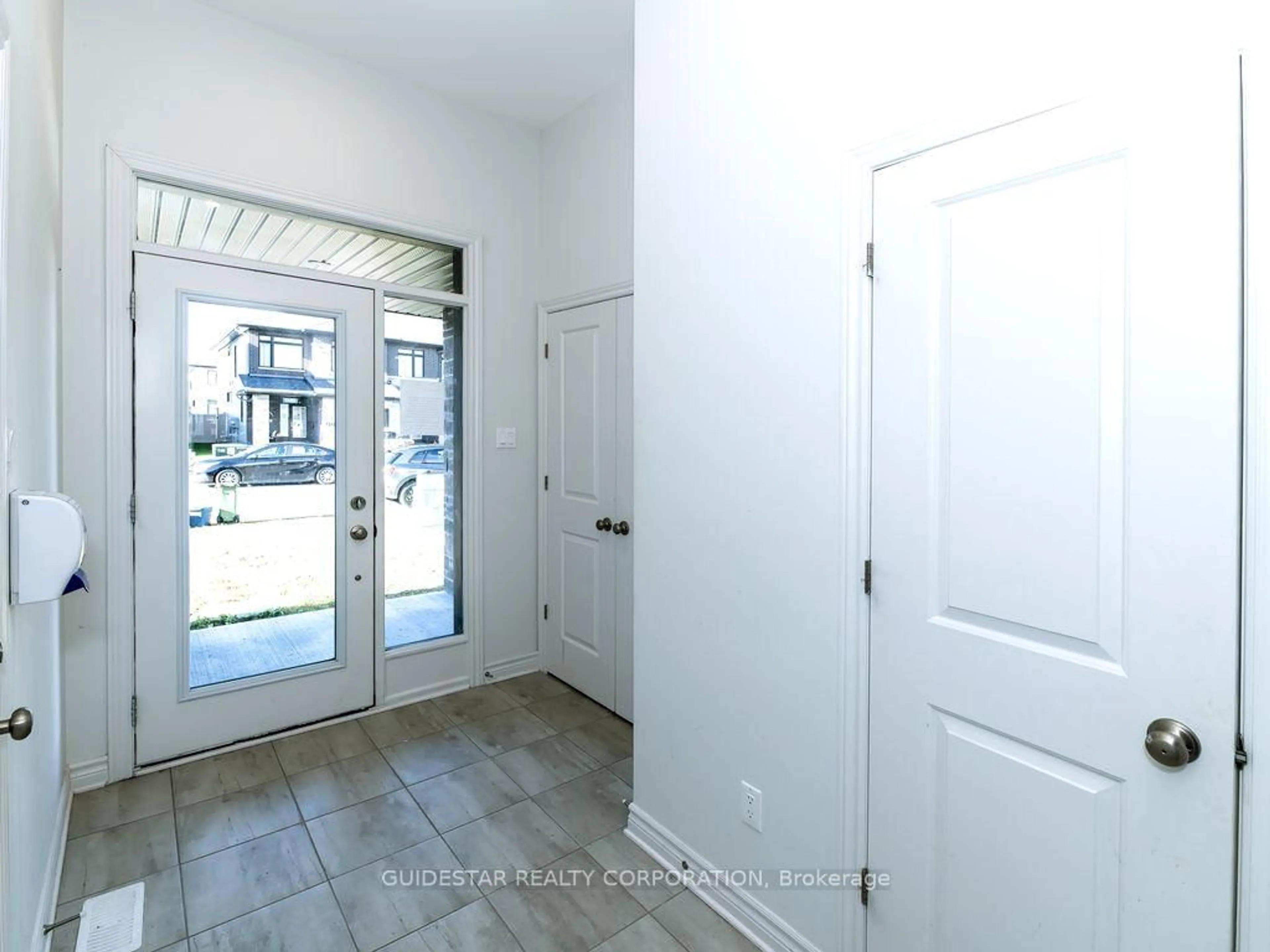 Indoor entryway for 622 Cordelette Circ, Ottawa Ontario K1W 0P6