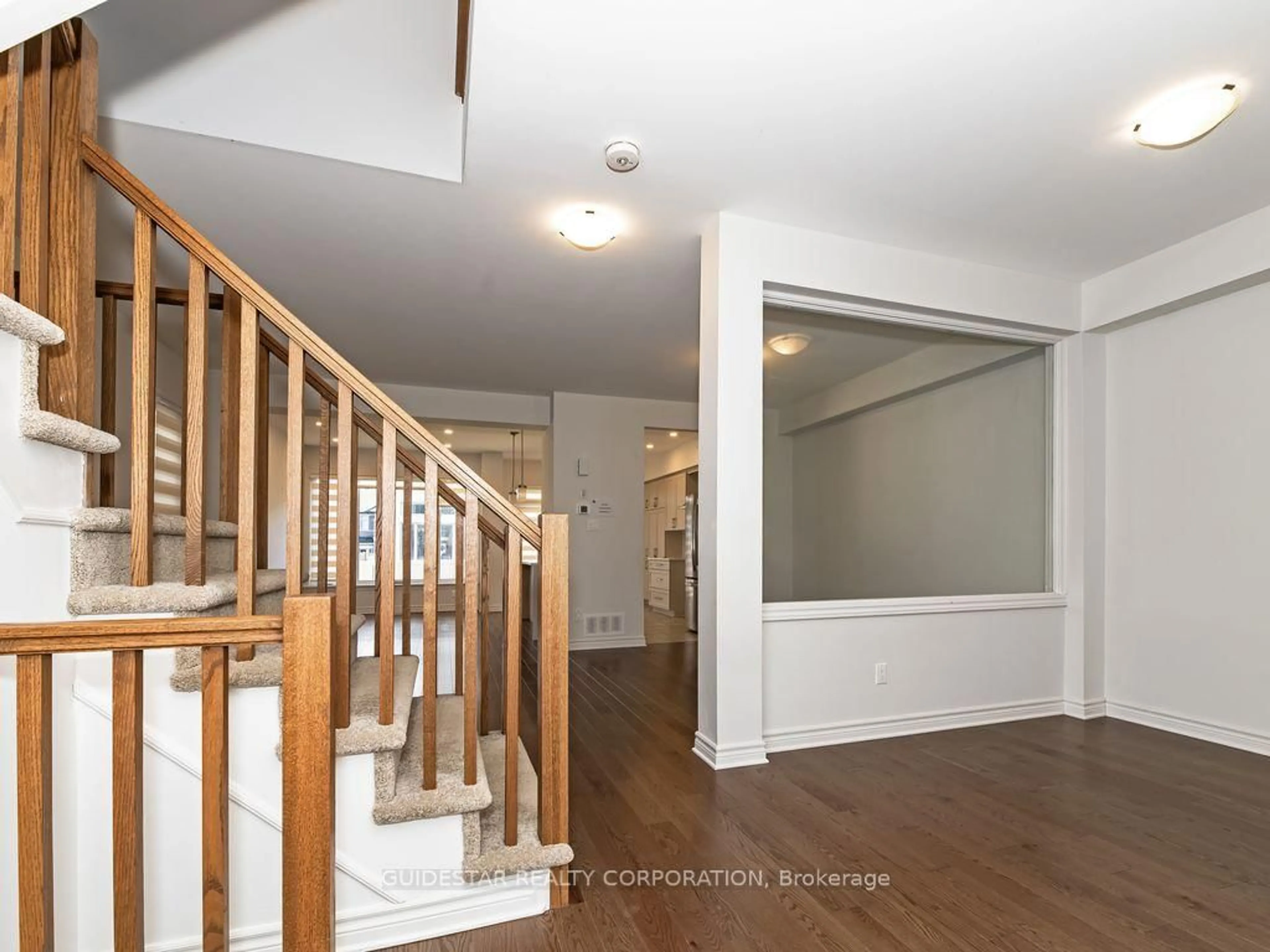 Indoor entryway for 622 Cordelette Circ, Ottawa Ontario K1W 0P6