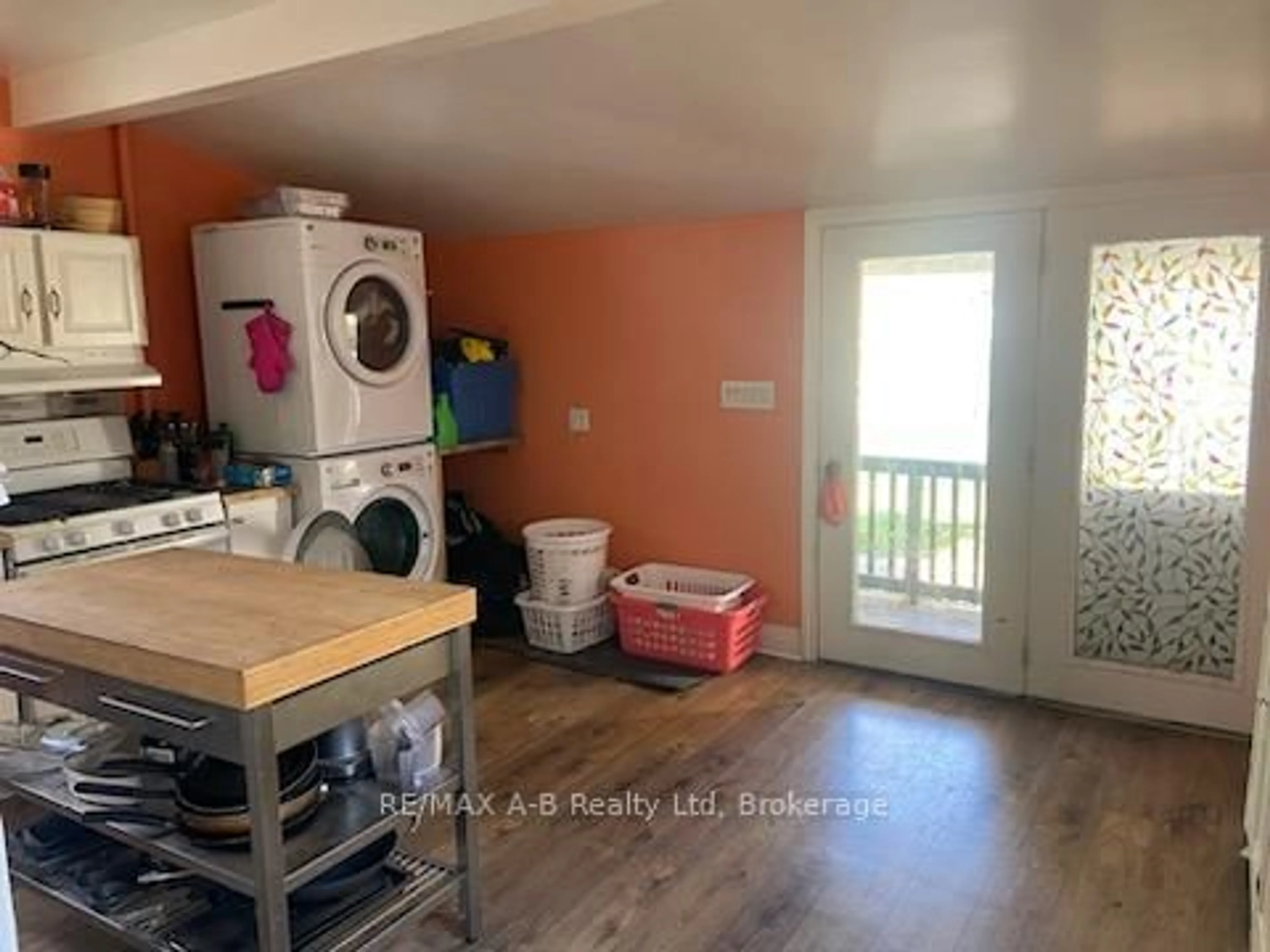 A pic of a room for 190 Colborne St, London East Ontario N6B 2S2