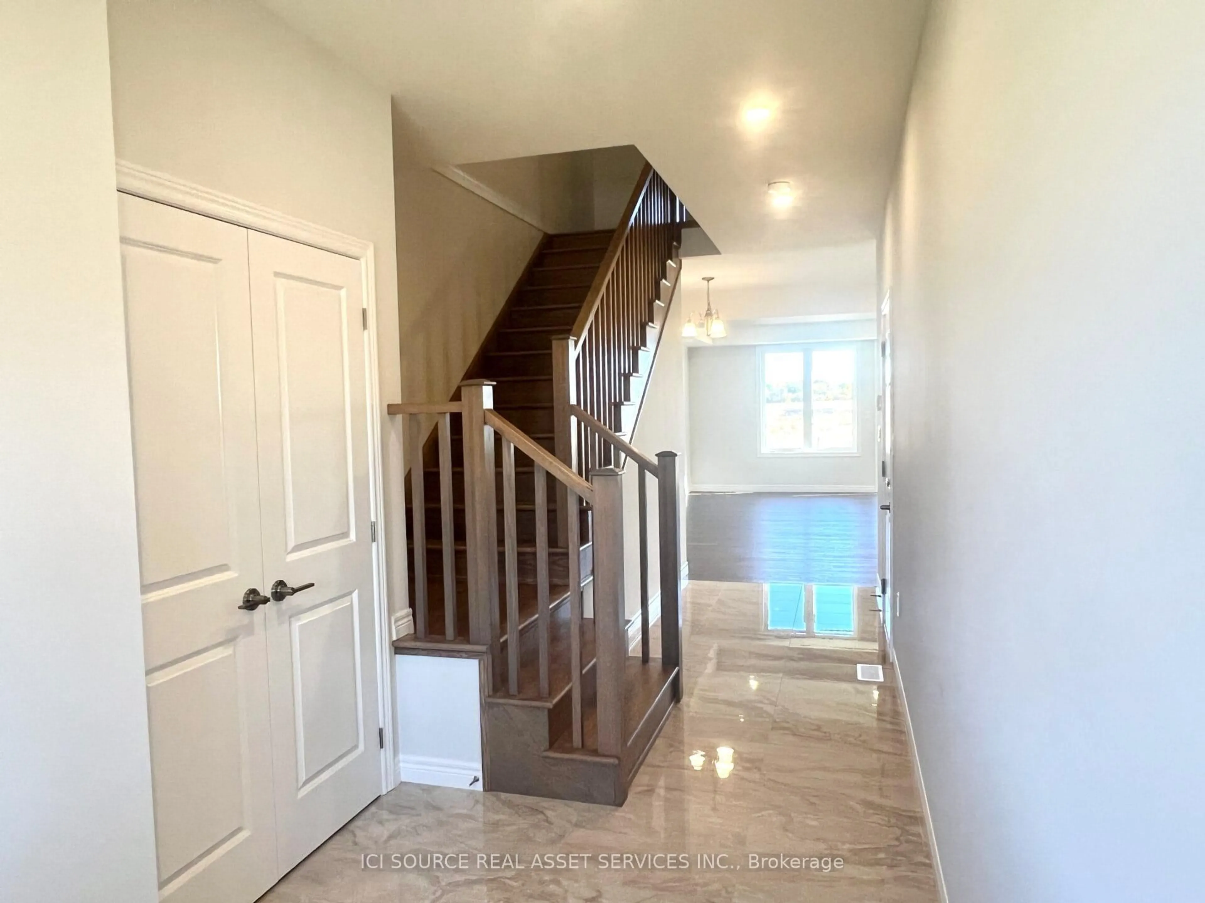 Indoor entryway for 264 Tanglewood Dr, Hamilton Ontario L0R 1C0