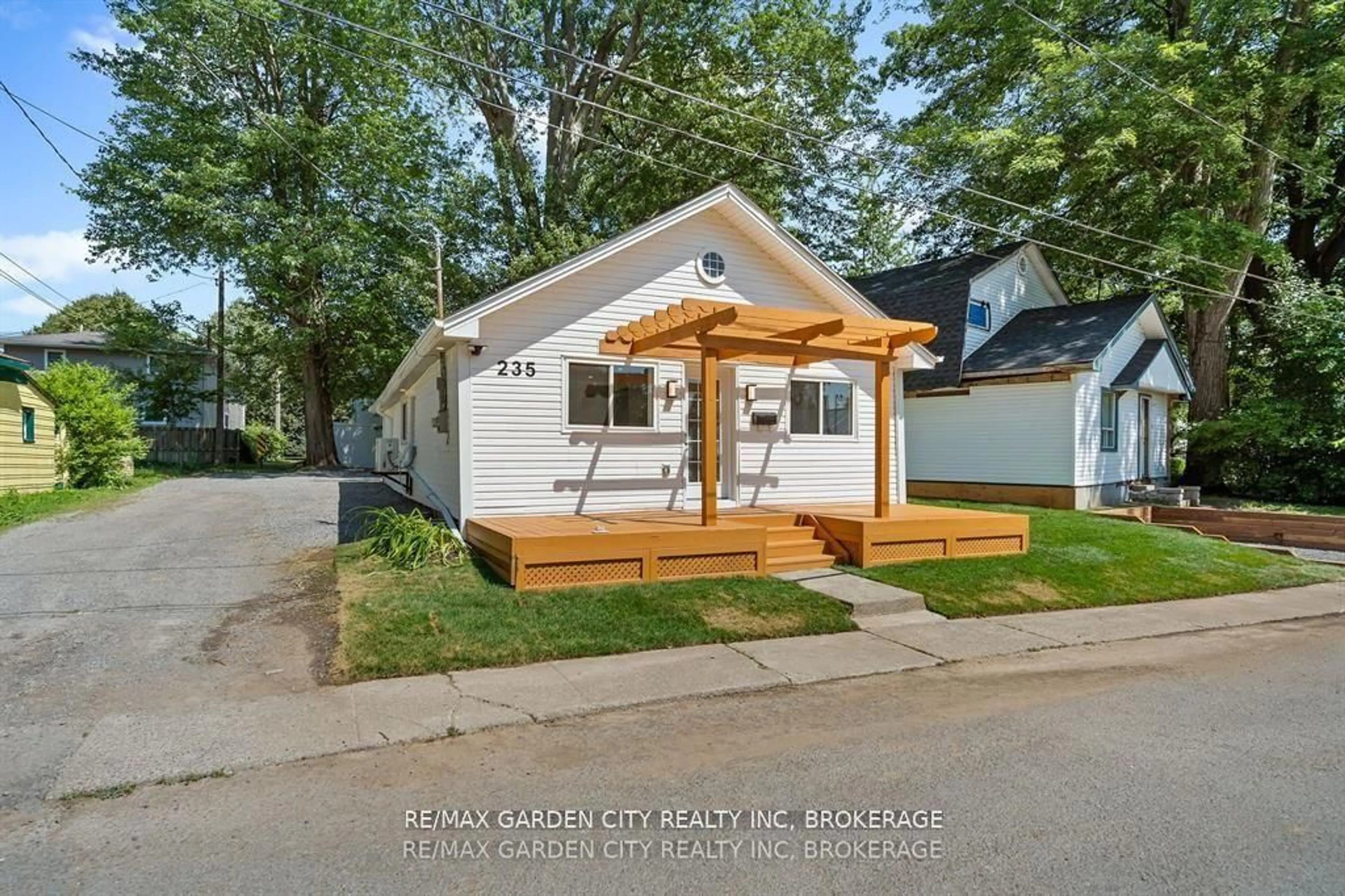 Patio, street for 235 Lincoln Rd, Fort Erie Ontario L0S 1B0