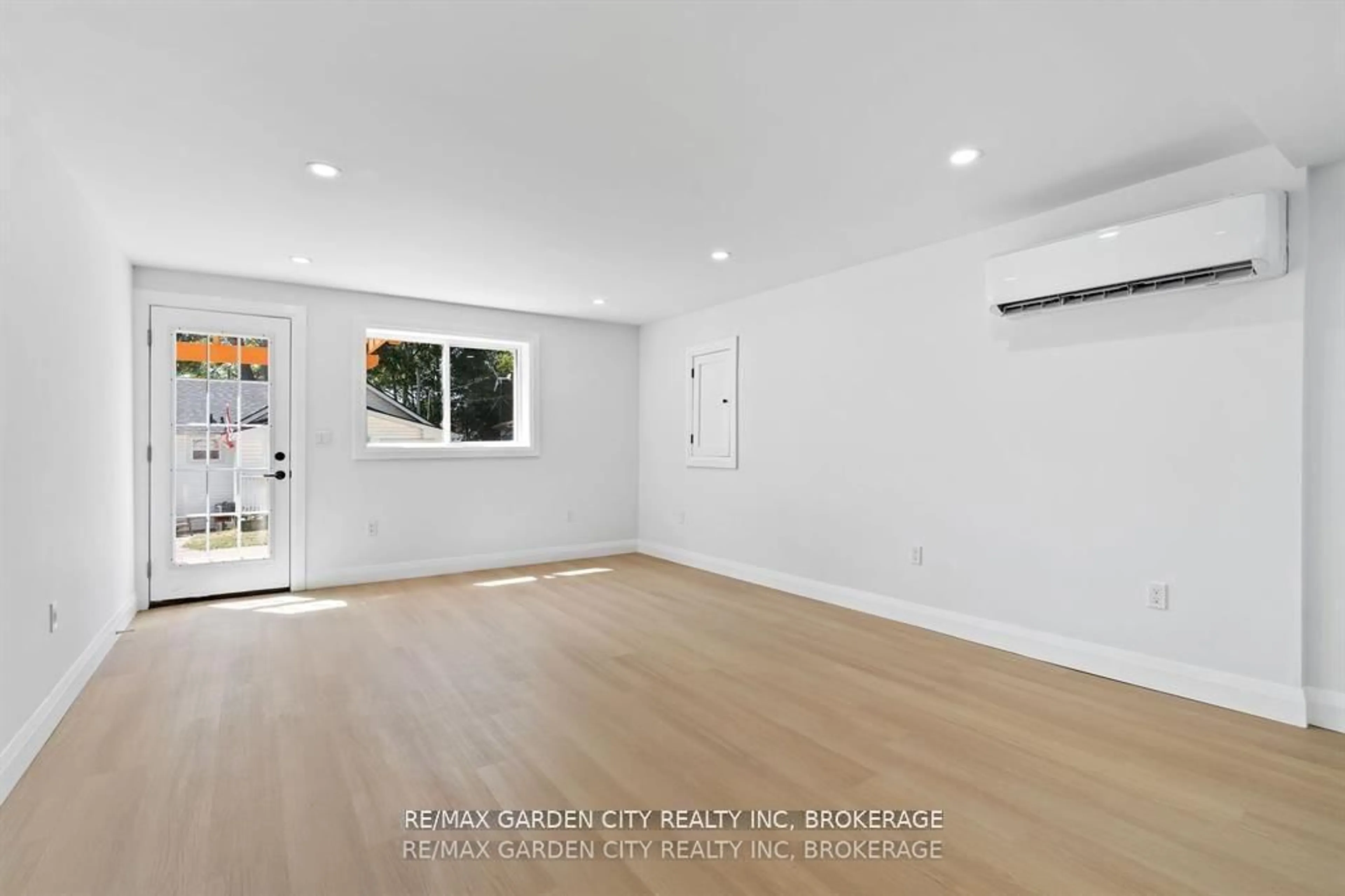 A pic of a room for 235 Lincoln Rd, Fort Erie Ontario L0S 1B0