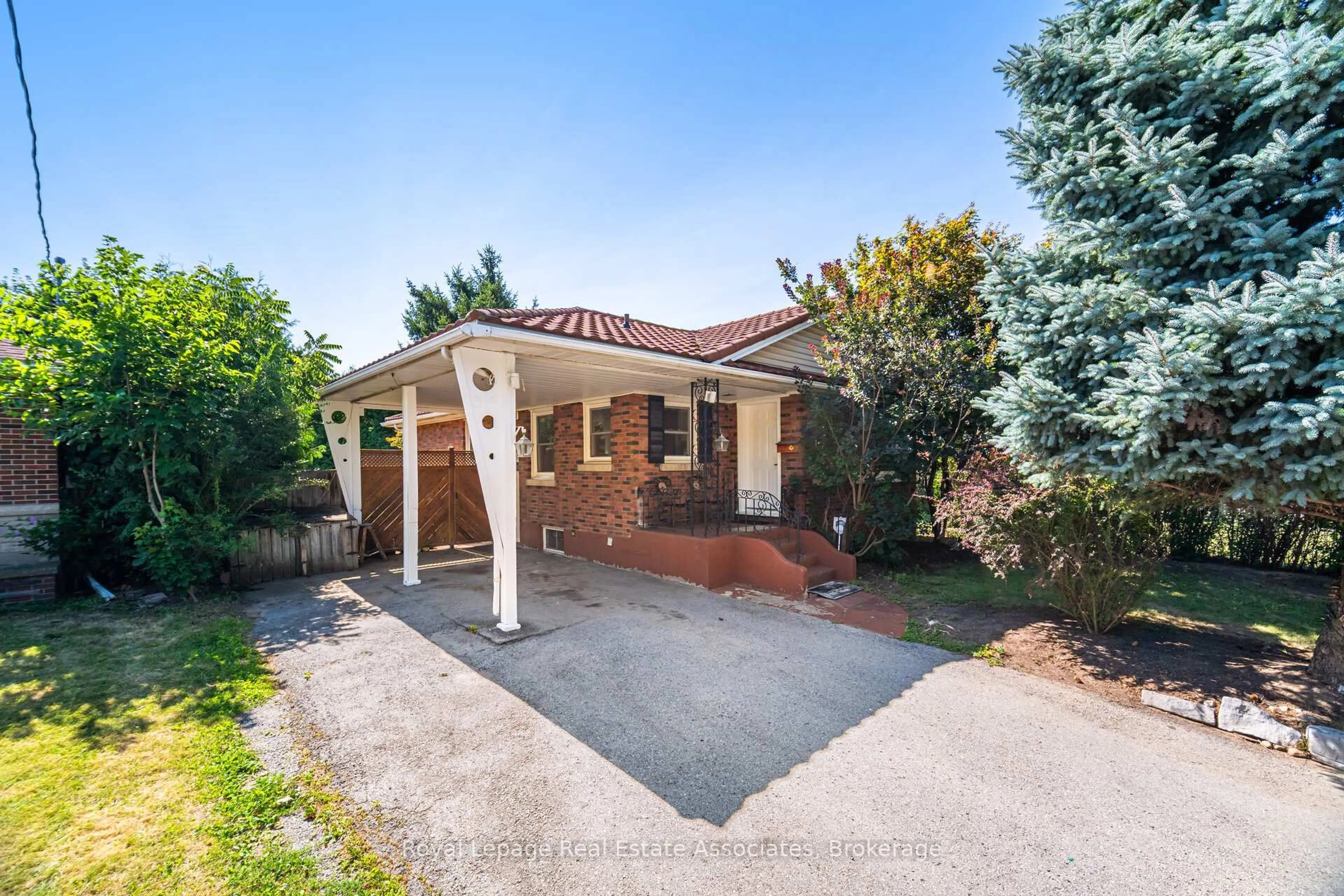 A pic from outside/outdoor area/front of a property/back of a property/a pic from drone, street for 319 Grantham Ave, St. Catharines Ontario L2M 5A5