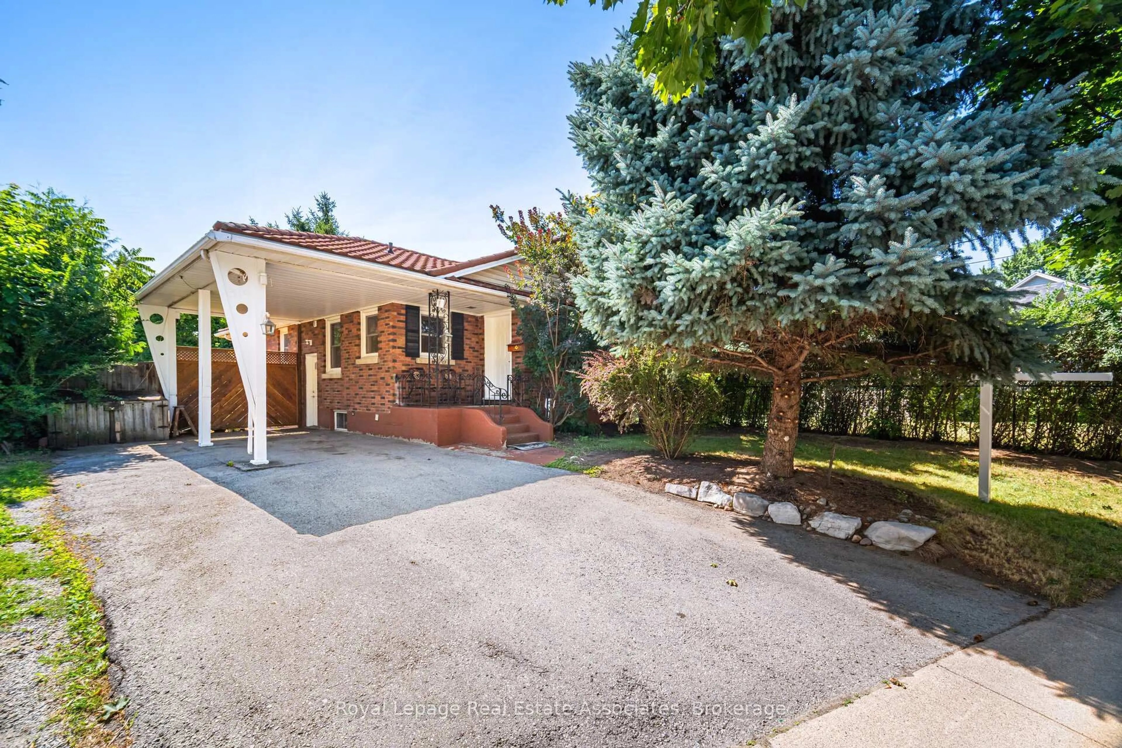 Home with brick exterior material, street for 319 Grantham Ave, St. Catharines Ontario L2M 5A5