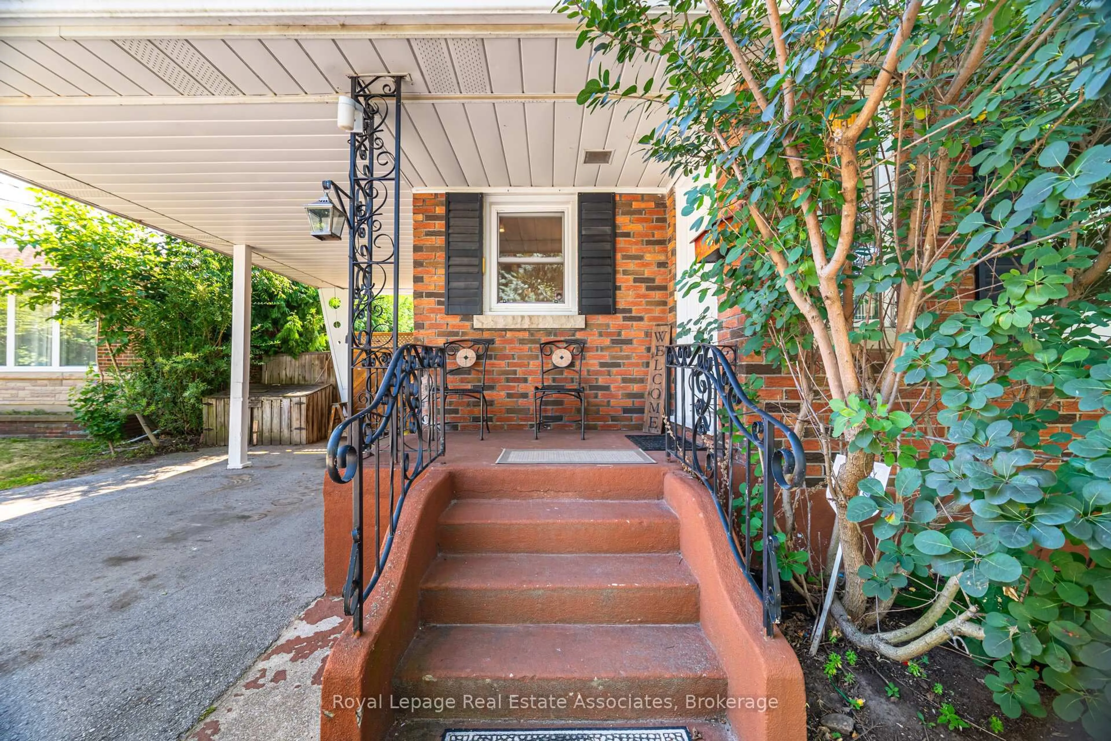 Indoor entryway for 319 Grantham Ave, St. Catharines Ontario L2M 5A5