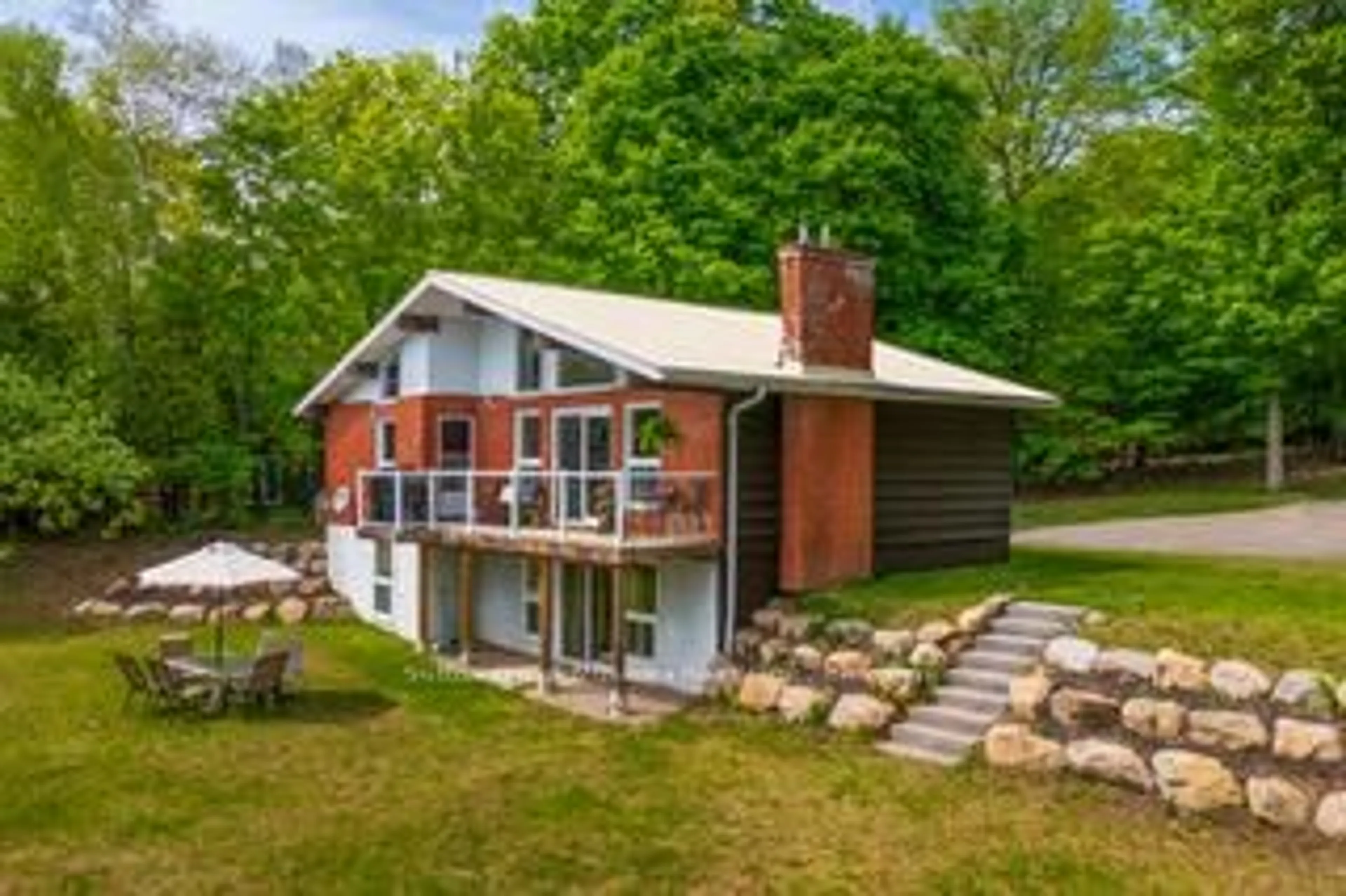 A pic from outside/outdoor area/front of a property/back of a property/a pic from drone, building for 562 and 568 East Waseosa Lake Rd, Huntsville Ontario P1H 2J4