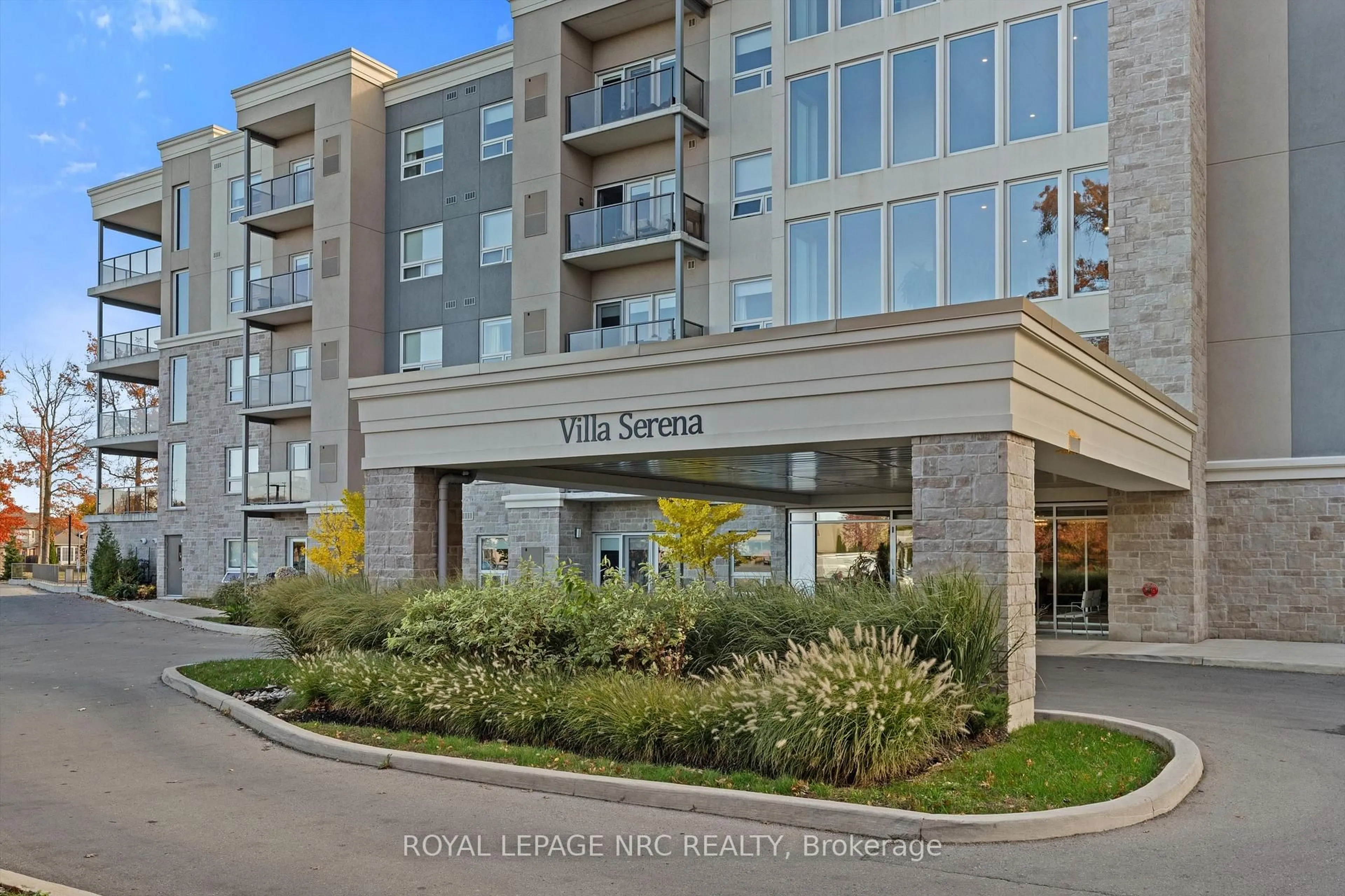 Indoor foyer for 105 Vansickle Rd #202, St. Catharines Ontario L2S 0G4