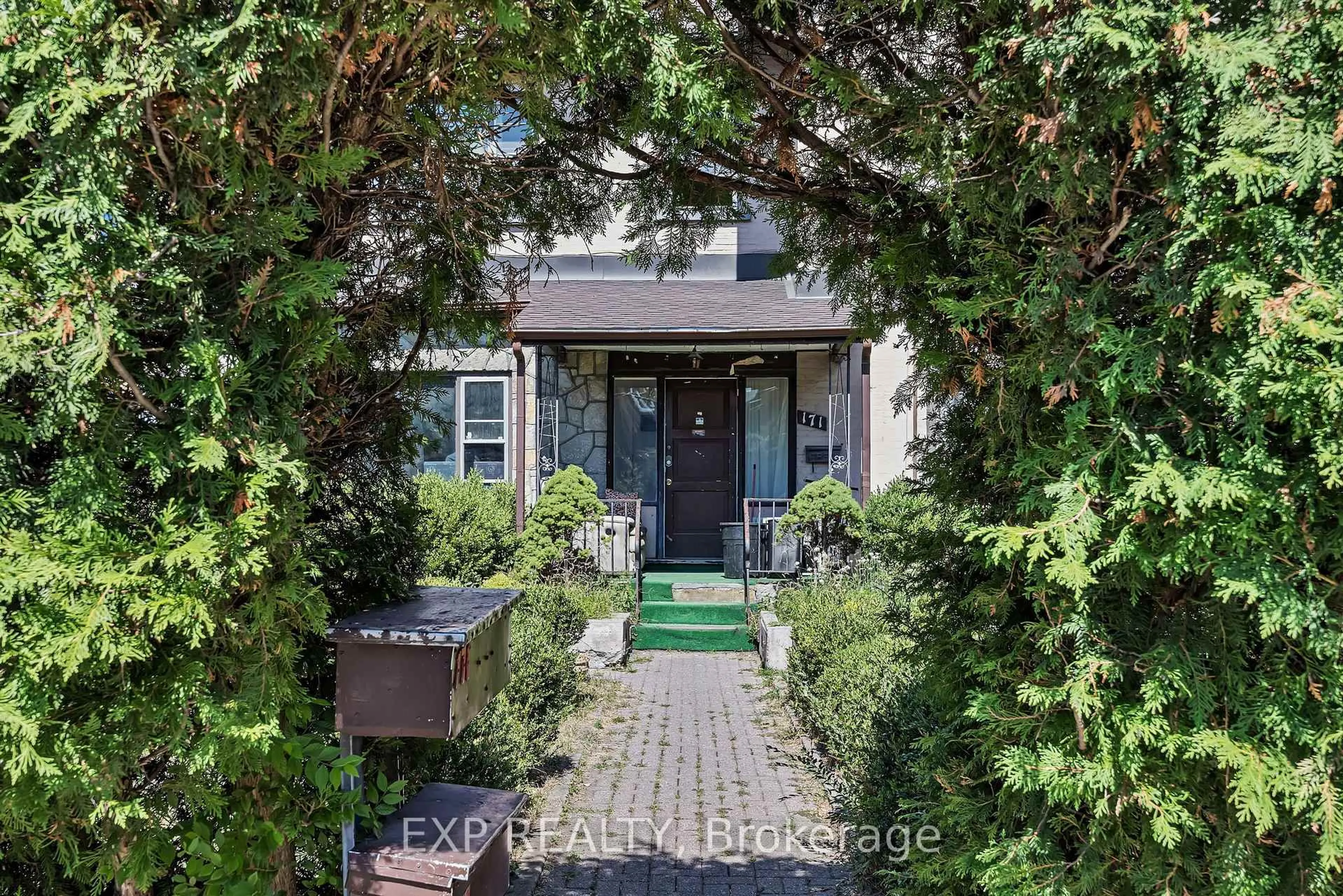 Indoor entryway for 171 Daly Ave, Ottawa Ontario K1N 6E8