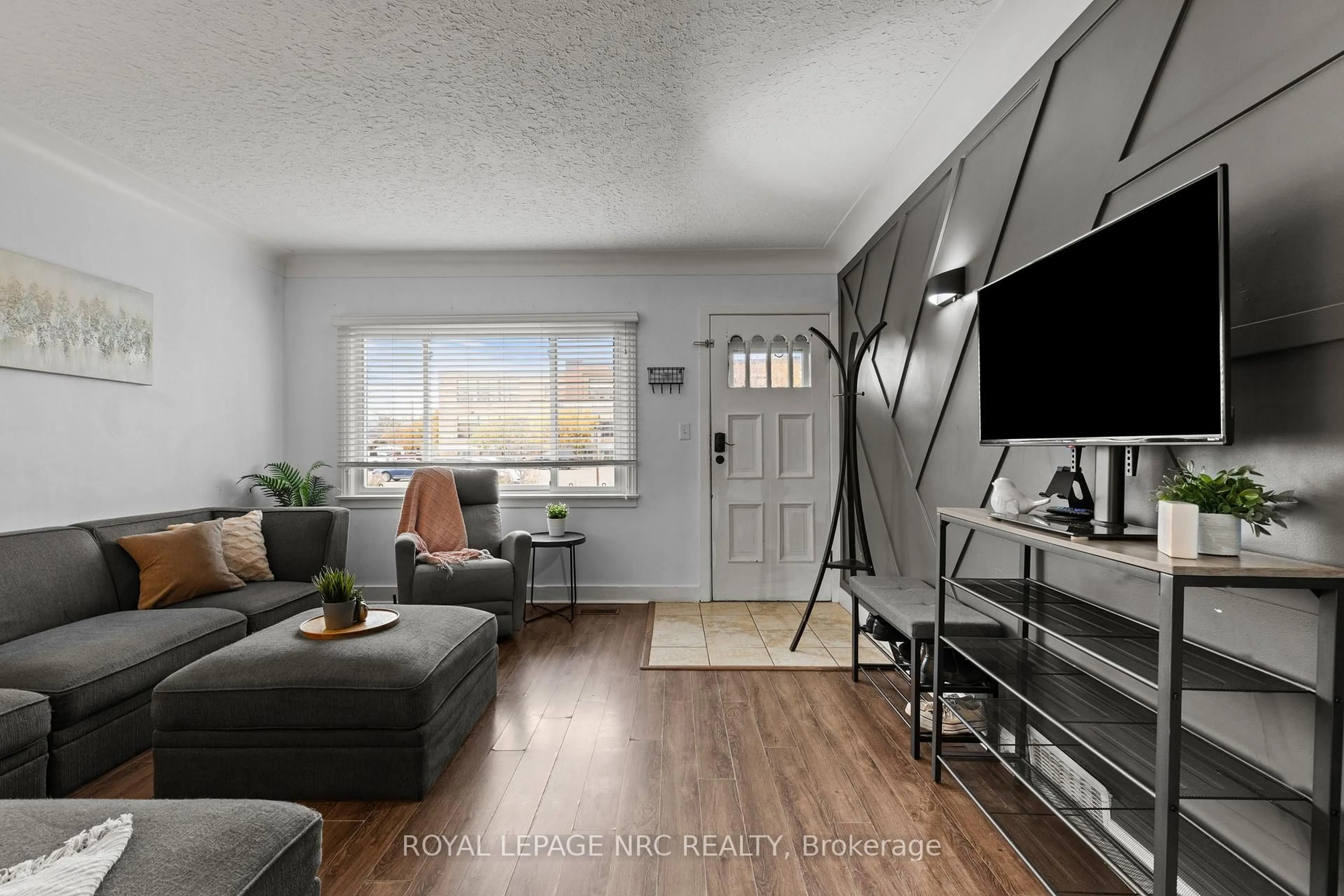 Living room with furniture, unknown for 90 Facer St, St. Catharines Ontario L2M 5J5