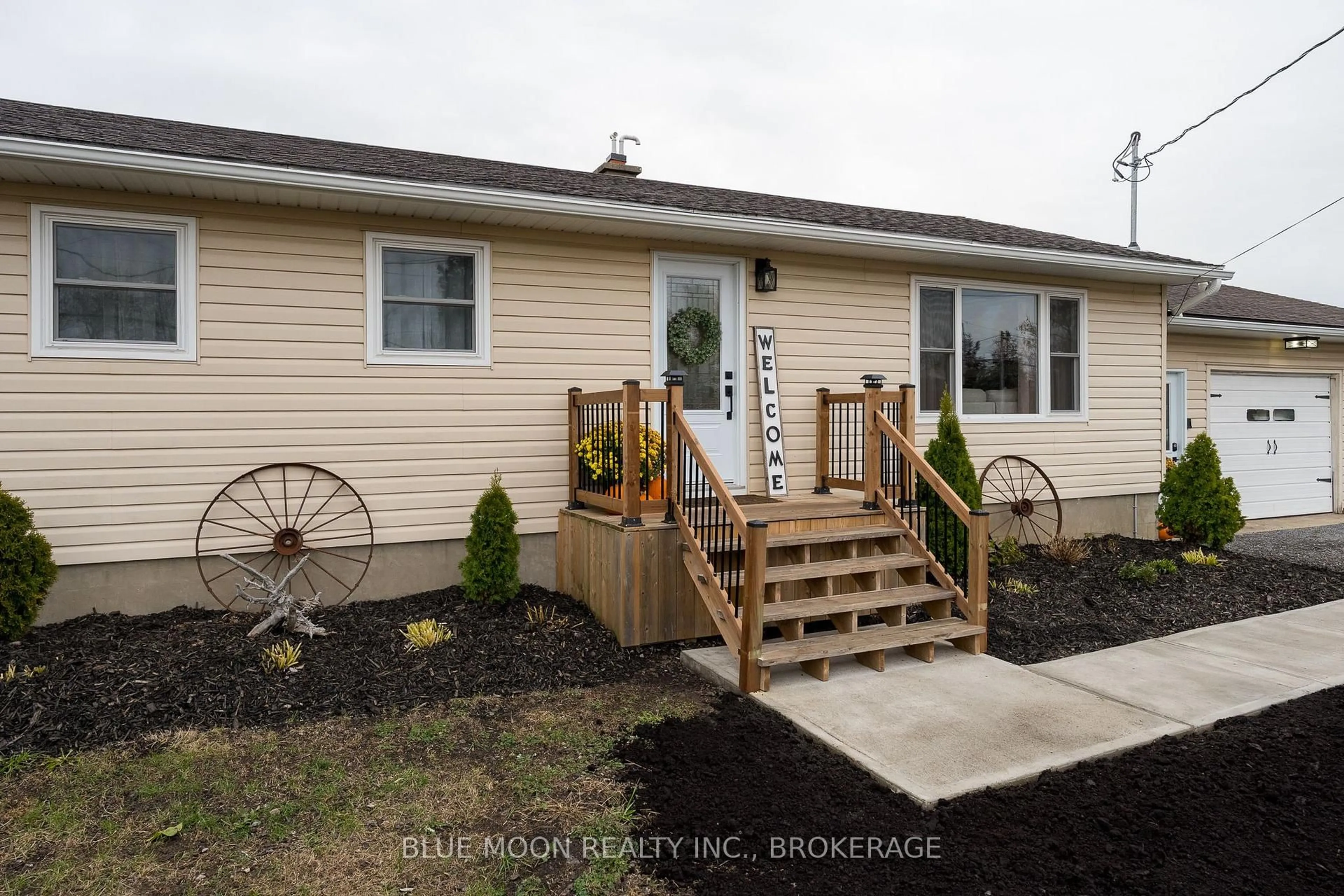 Home with vinyl exterior material, street for 601 Millhaven Rd, Bissett Creek Ontario K0H 2H0
