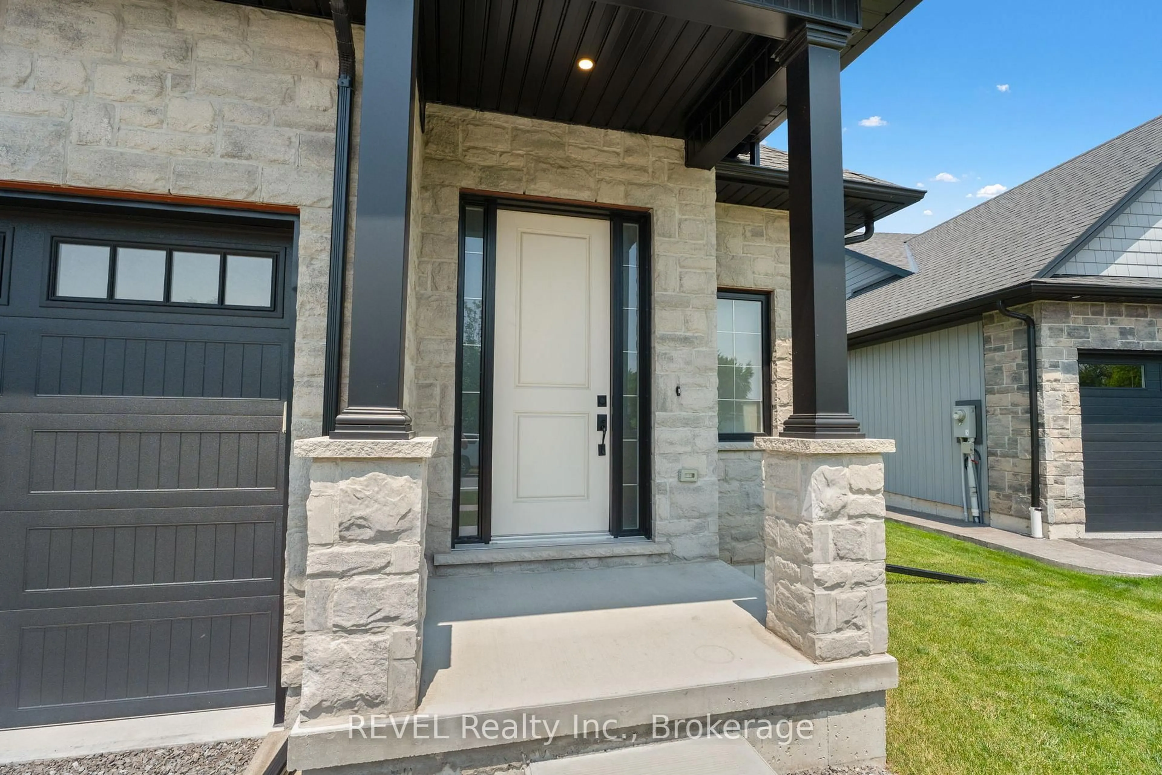 Indoor entryway for 3532 Canfield Cres, Fort Erie Ontario L0S 1S0