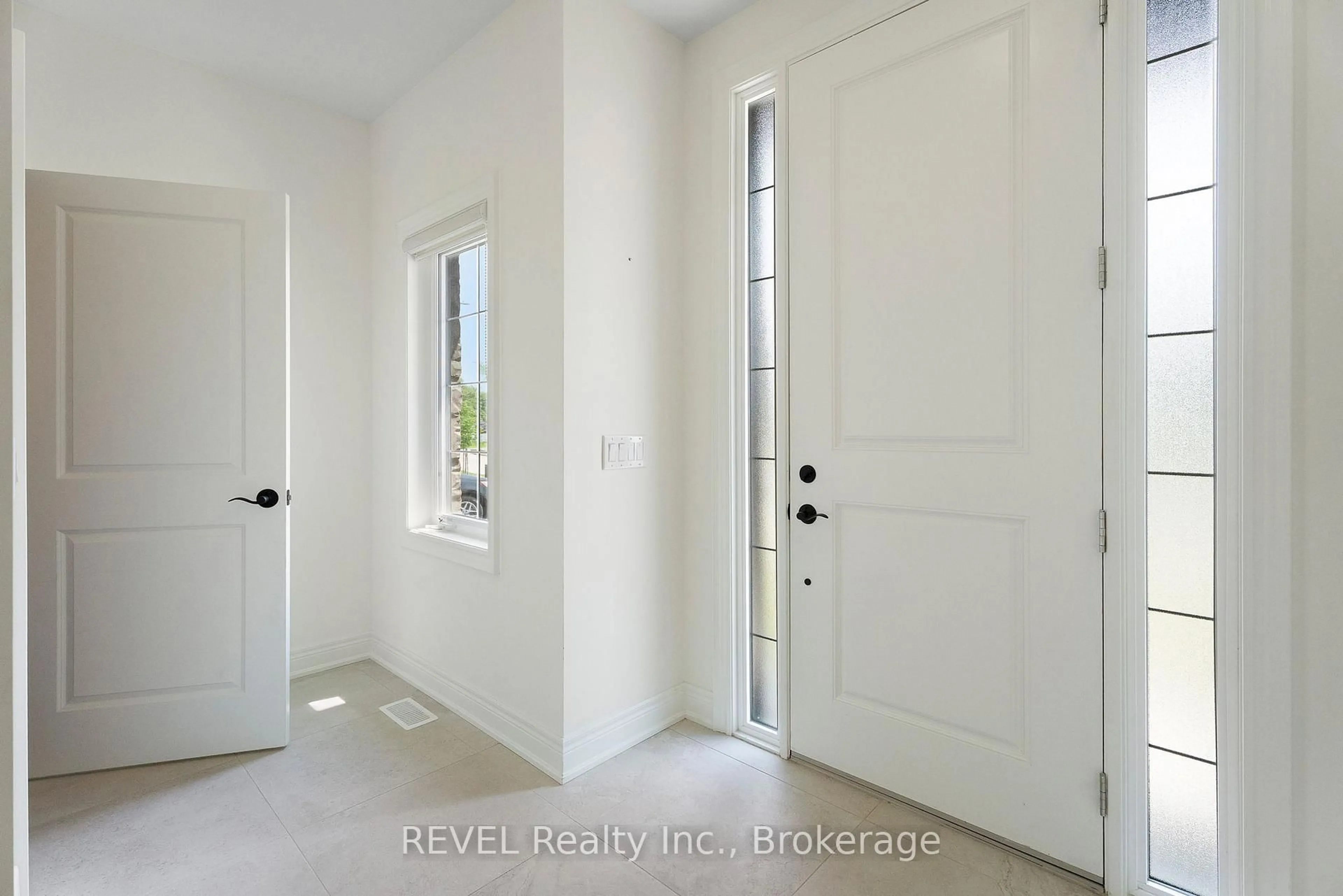 Indoor entryway for 3532 Canfield Cres, Fort Erie Ontario L0S 1S0