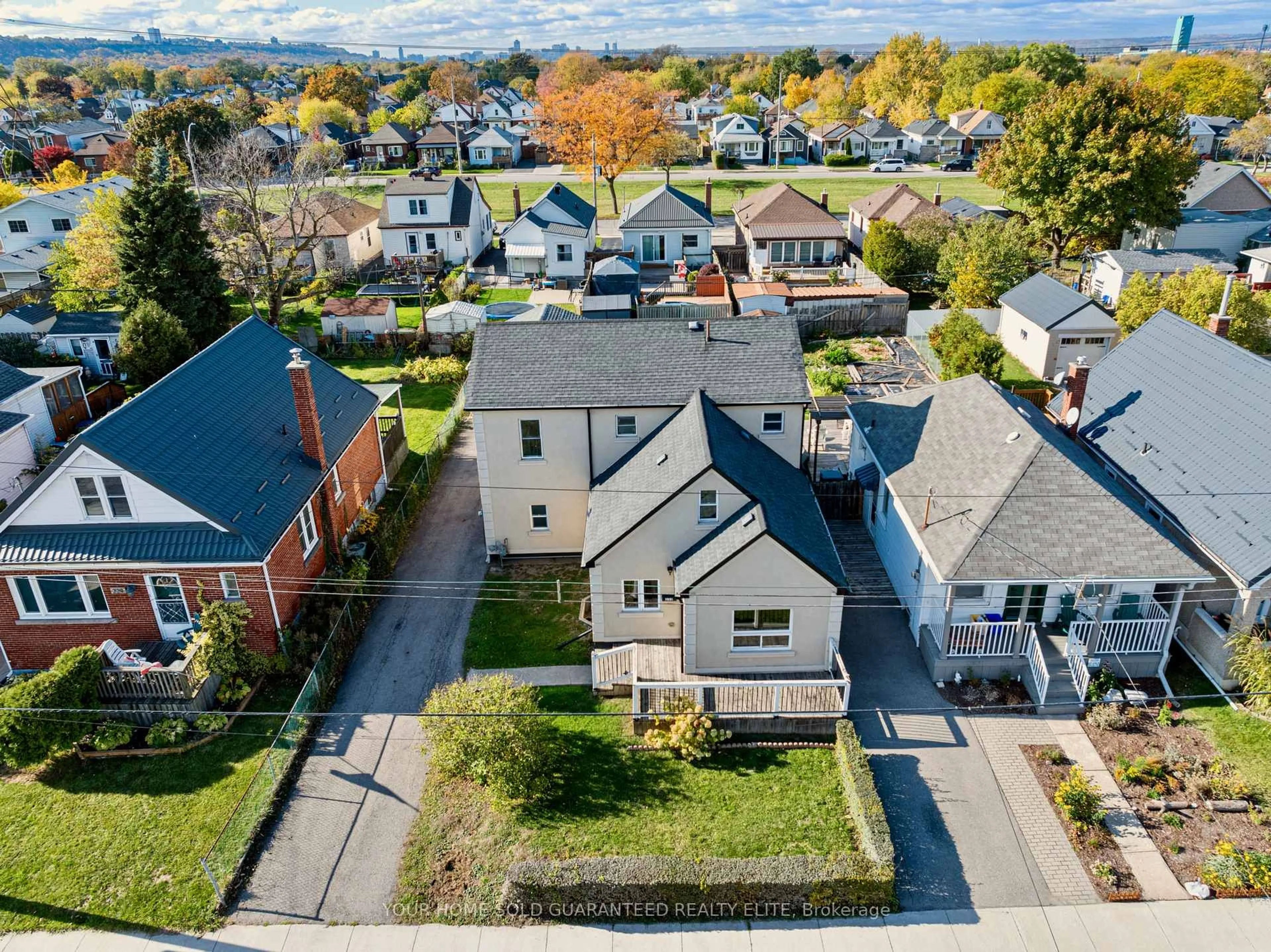 A pic from outside/outdoor area/front of a property/back of a property/a pic from drone, street for 233 Normanhurst Ave, Hamilton Ontario L8H 5N1