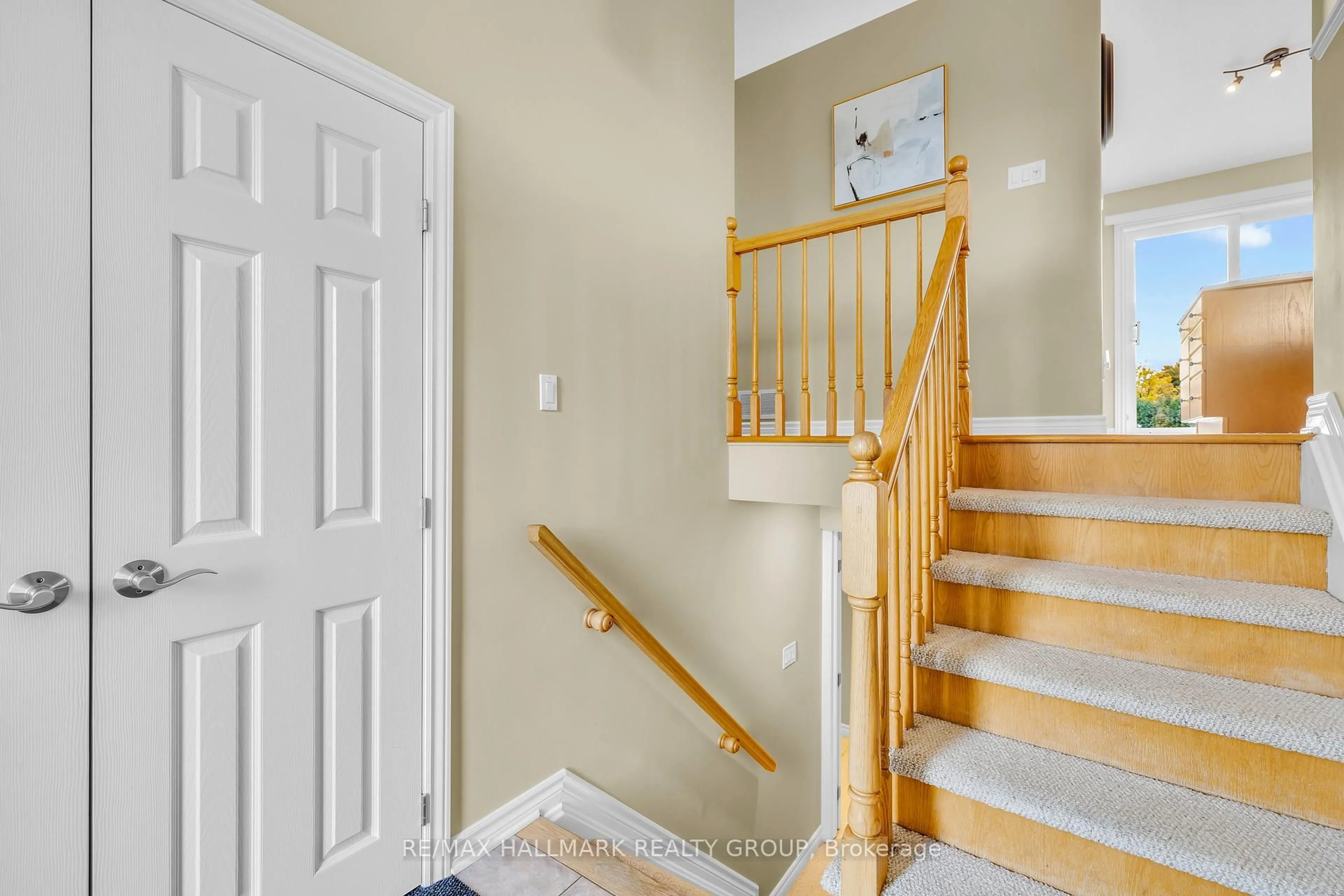 Indoor entryway for 1330 Remington Way, Greely Ontario K4P 1A5