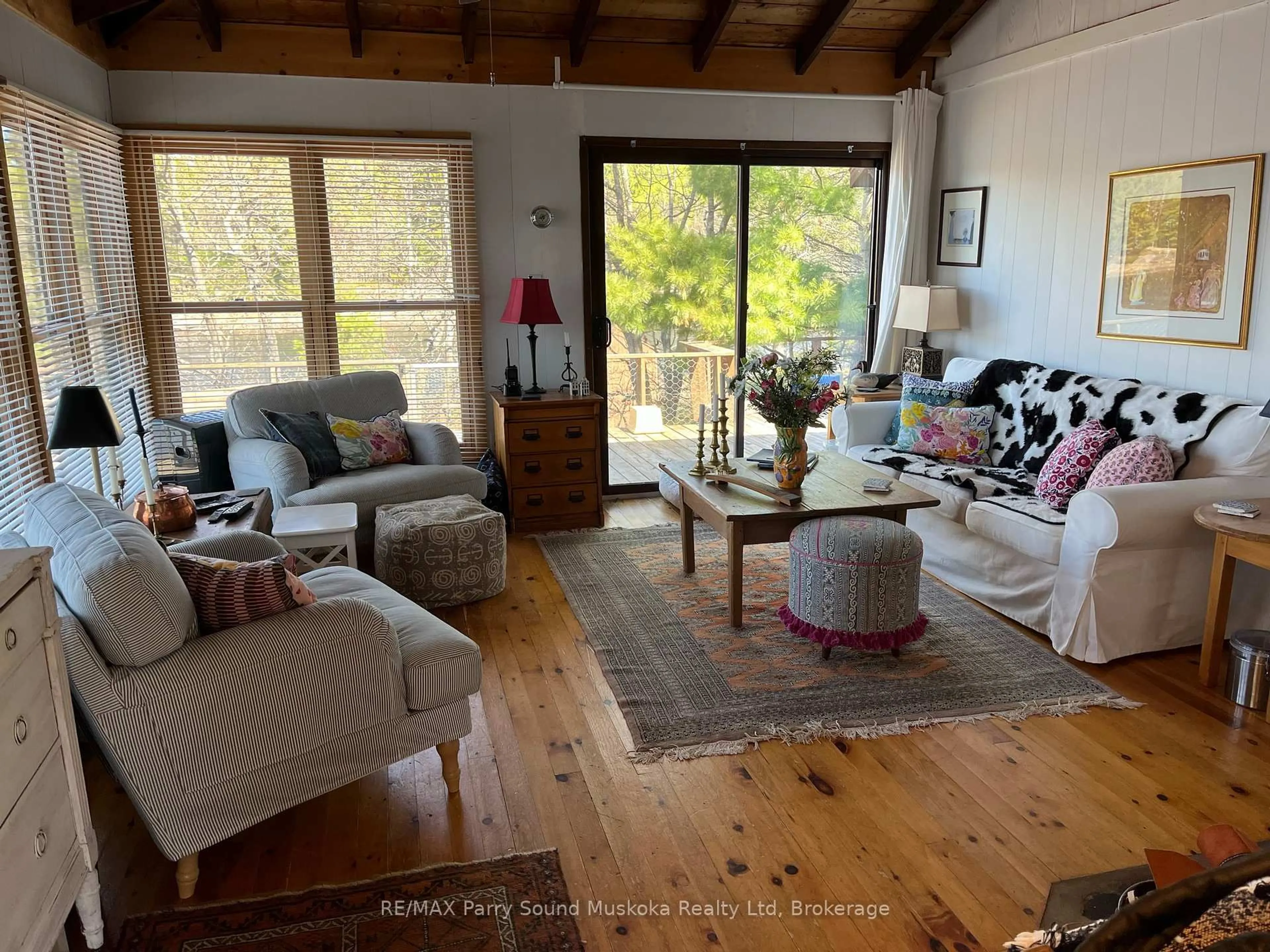 Living room with furniture, wood/laminate floor for 1260 GEORGIAN BAY, The Archipelago Ontario P0G 1K0