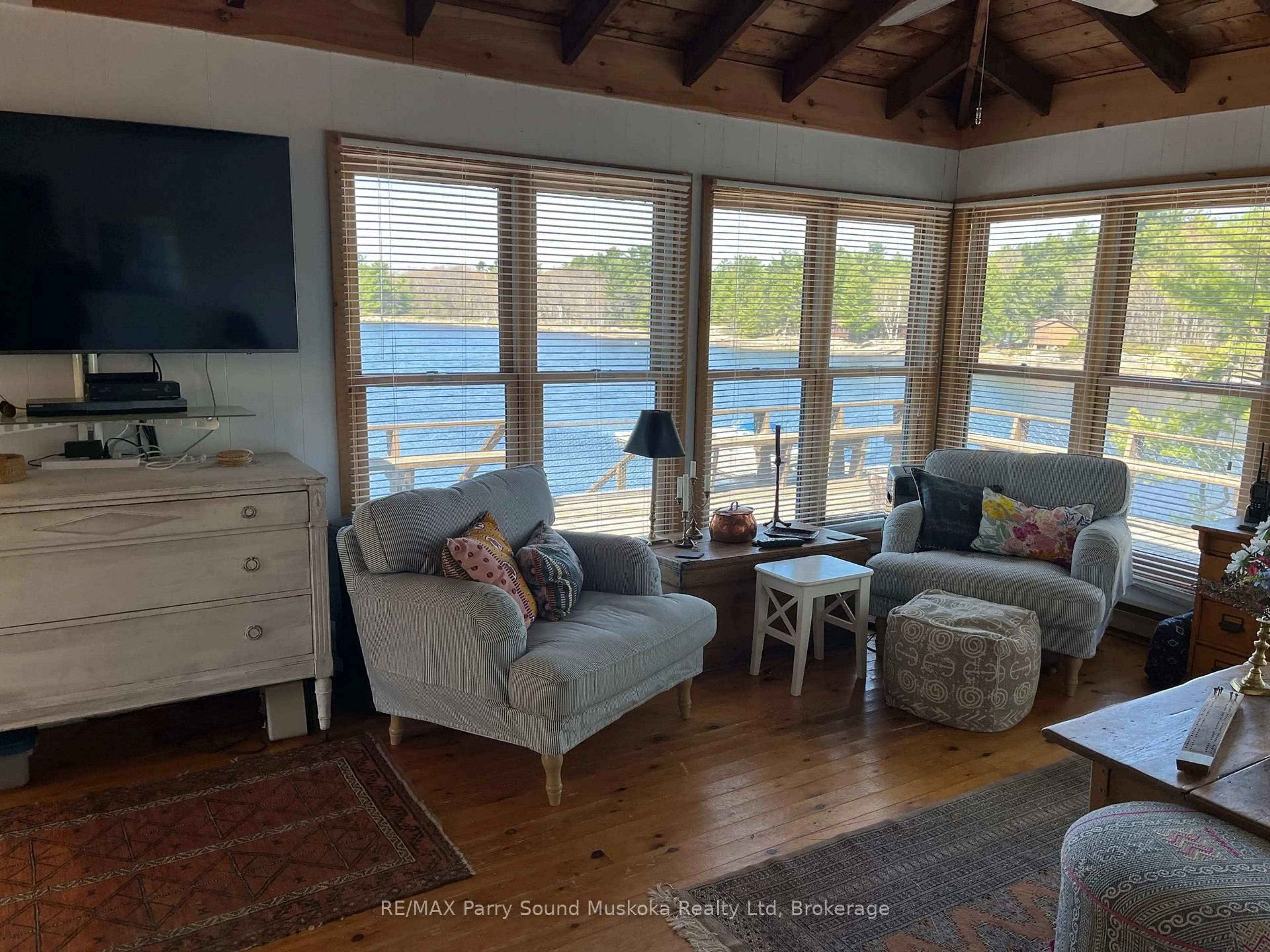 Living room with furniture, wood/laminate floor for 1260 GEORGIAN BAY, The Archipelago Ontario P0G 1K0