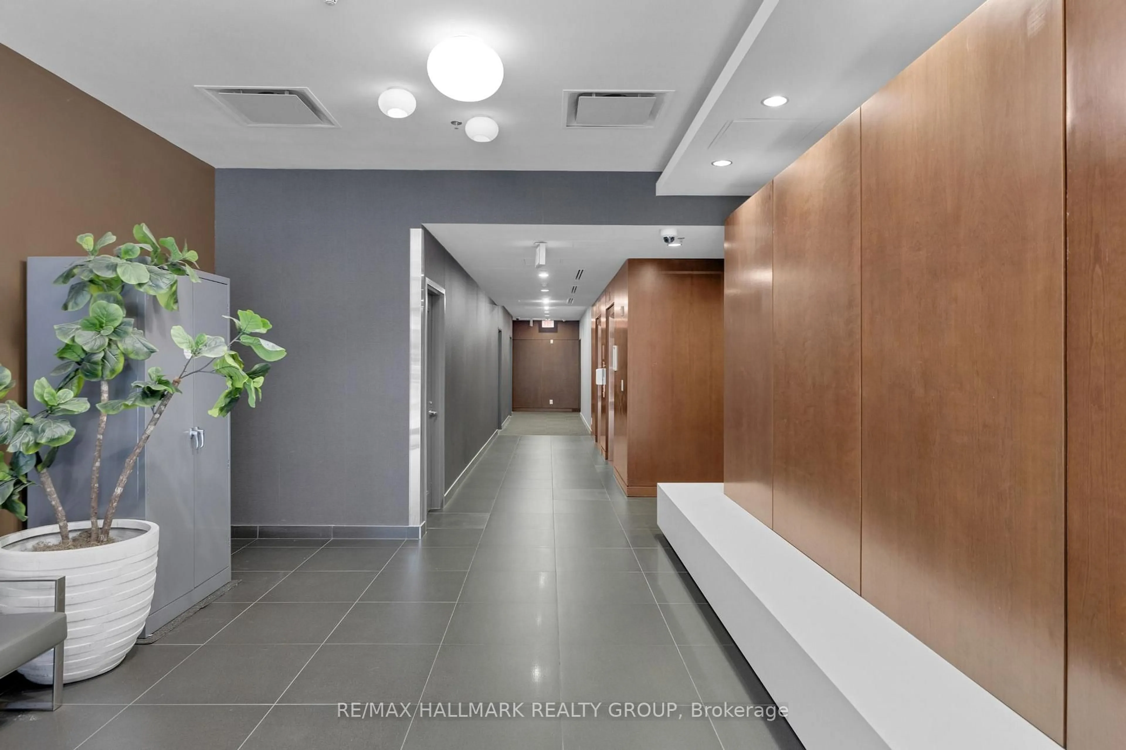 Indoor foyer for 340 Mcleod St #933, Ottawa Ontario K2P 1A4