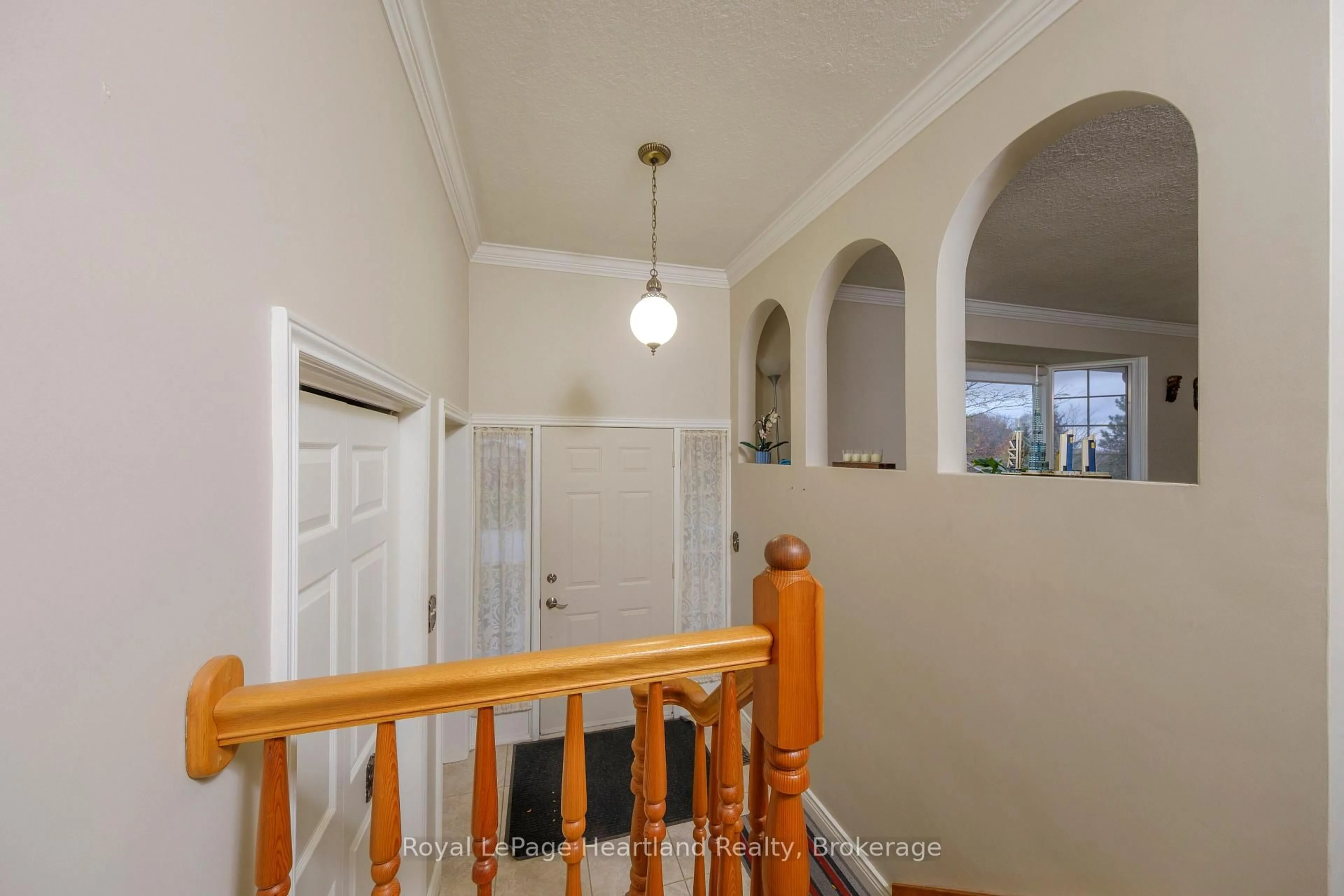Indoor foyer for 5 Remington Dr, North Huron Ontario N0G 2W0