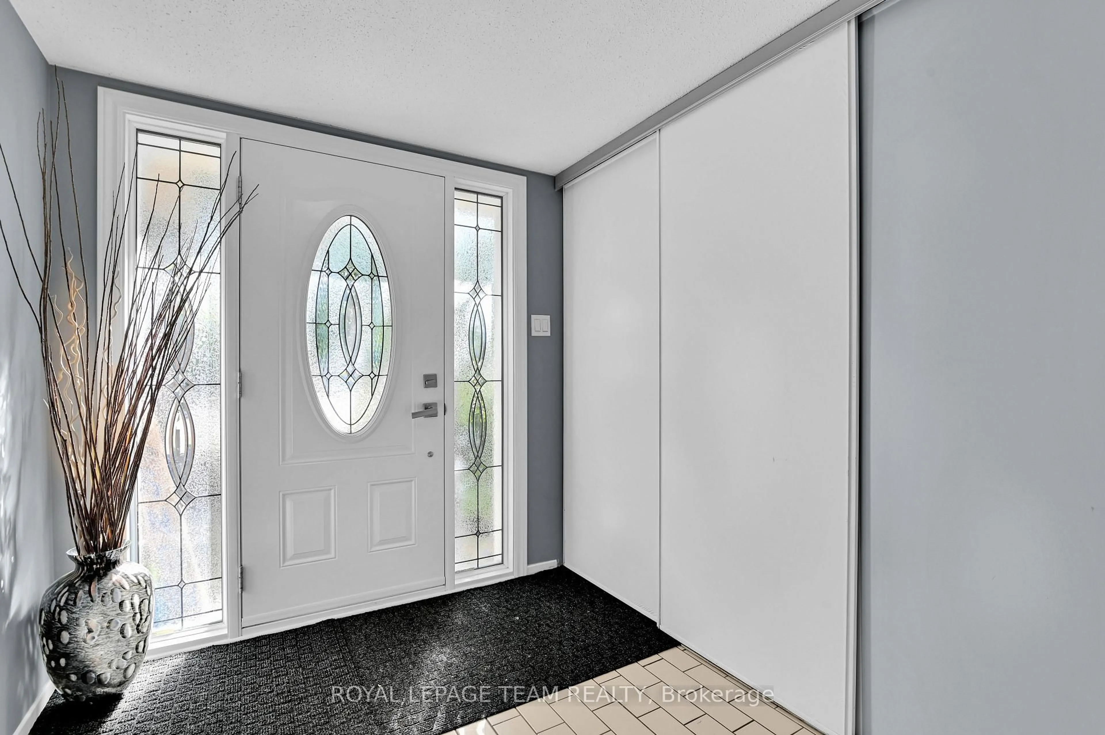 Indoor entryway for 140 Centrepointe Dr, Ottawa Ontario K2G 5C3