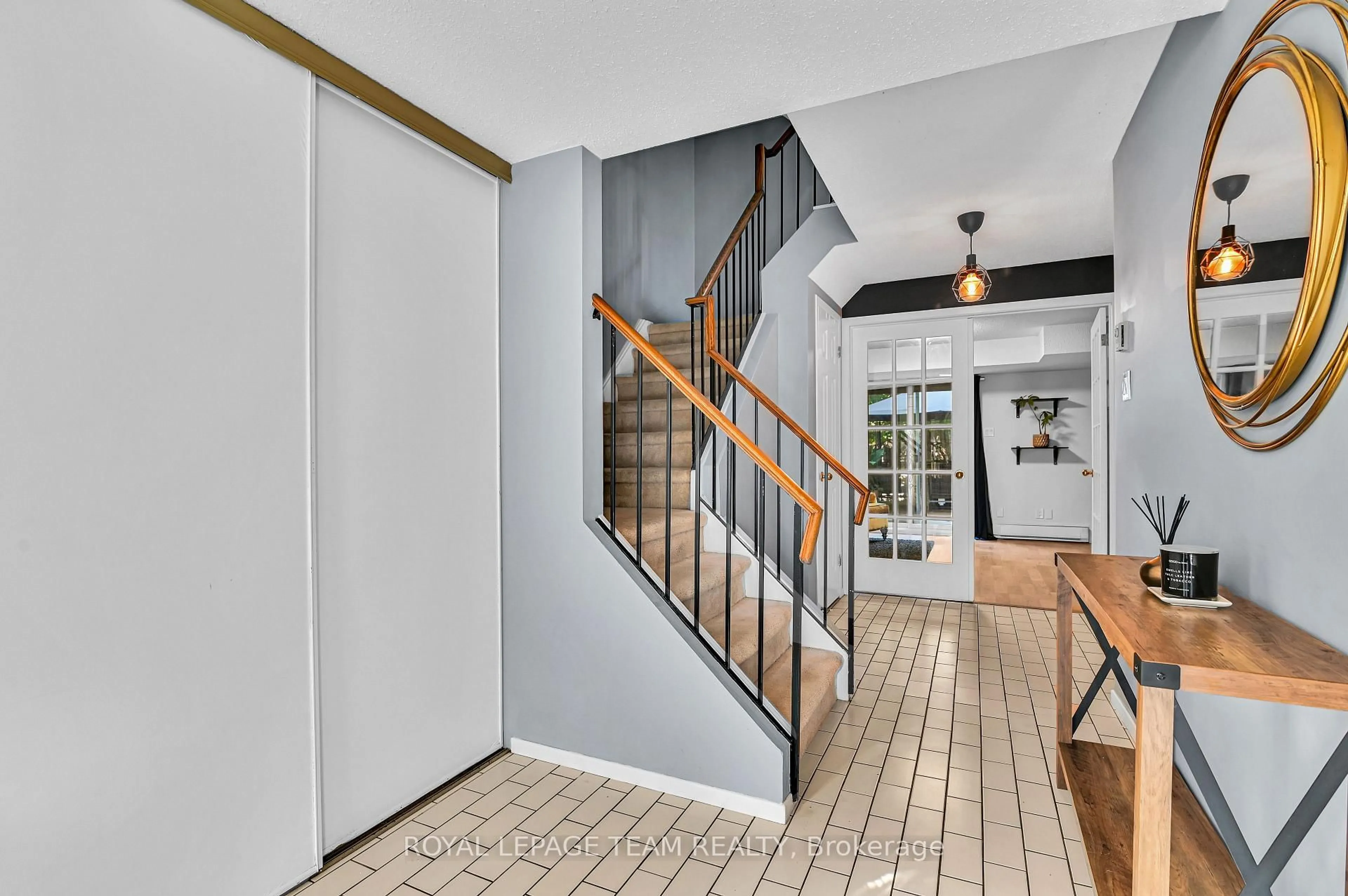 Indoor entryway for 140 Centrepointe Dr, Ottawa Ontario K2G 5C3