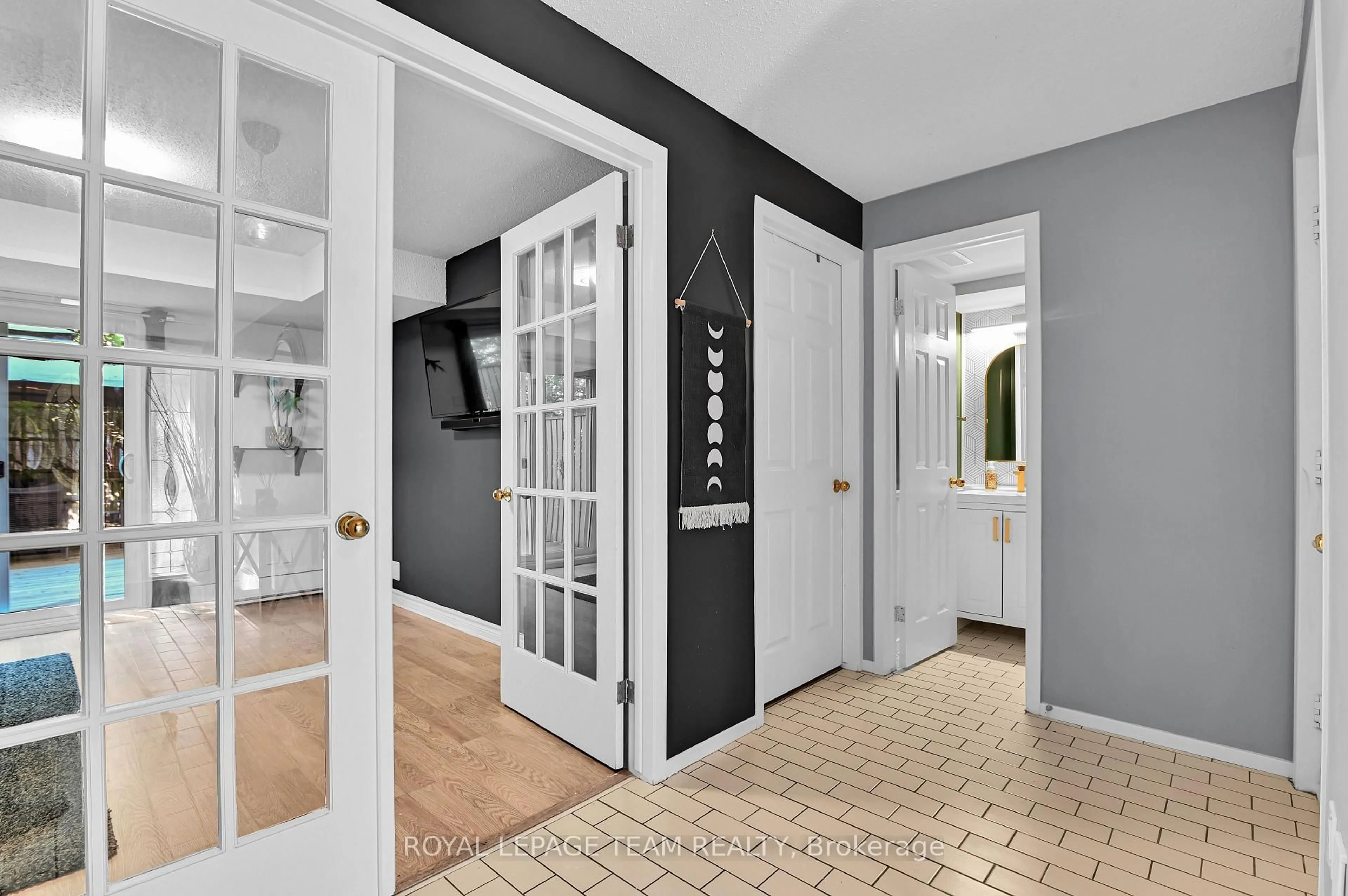 Indoor entryway for 140 Centrepointe Dr, Ottawa Ontario K2G 5C3