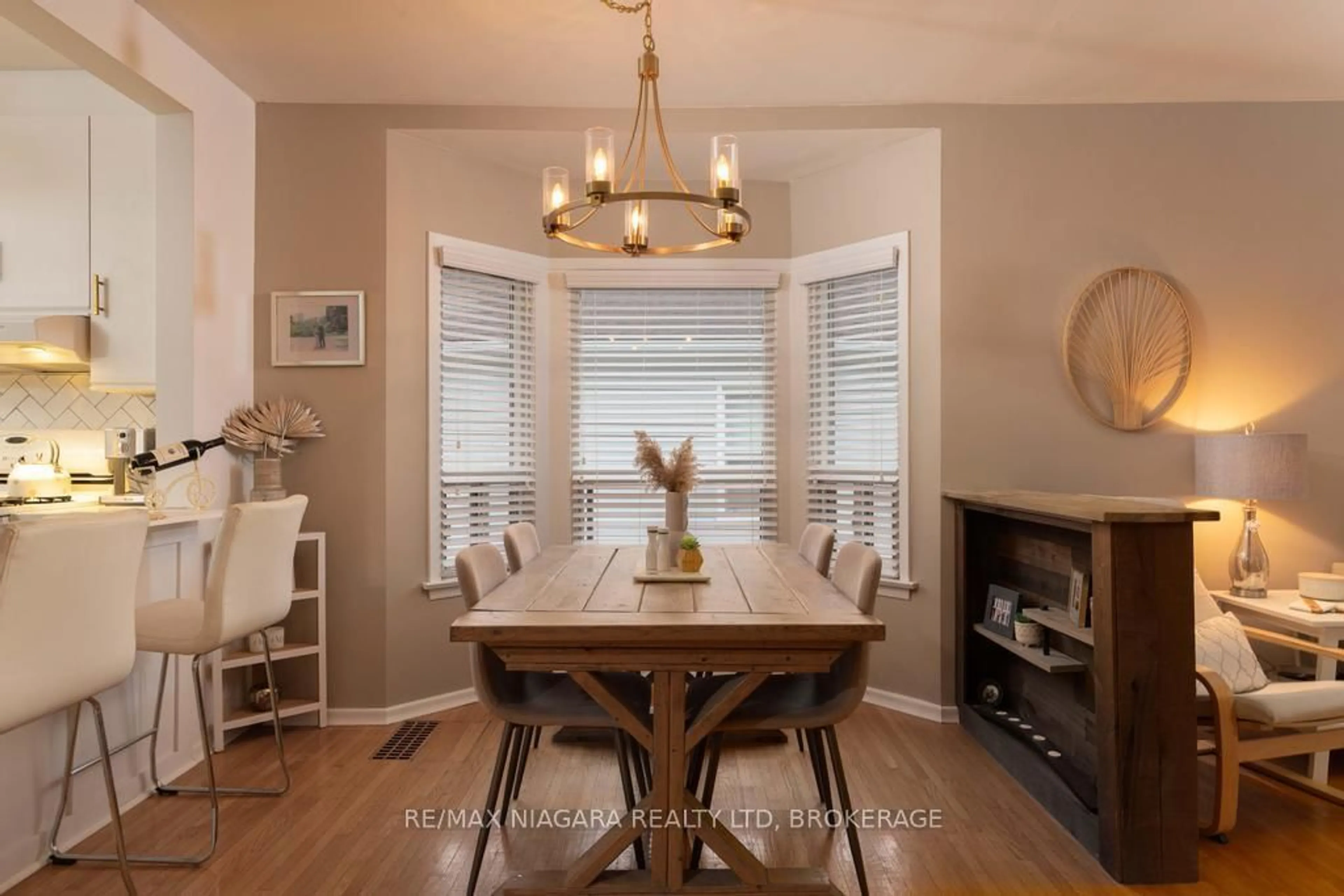 Dining room, wood/laminate floor for 26 Hazel St, St. Catharines Ontario L2T 1E1