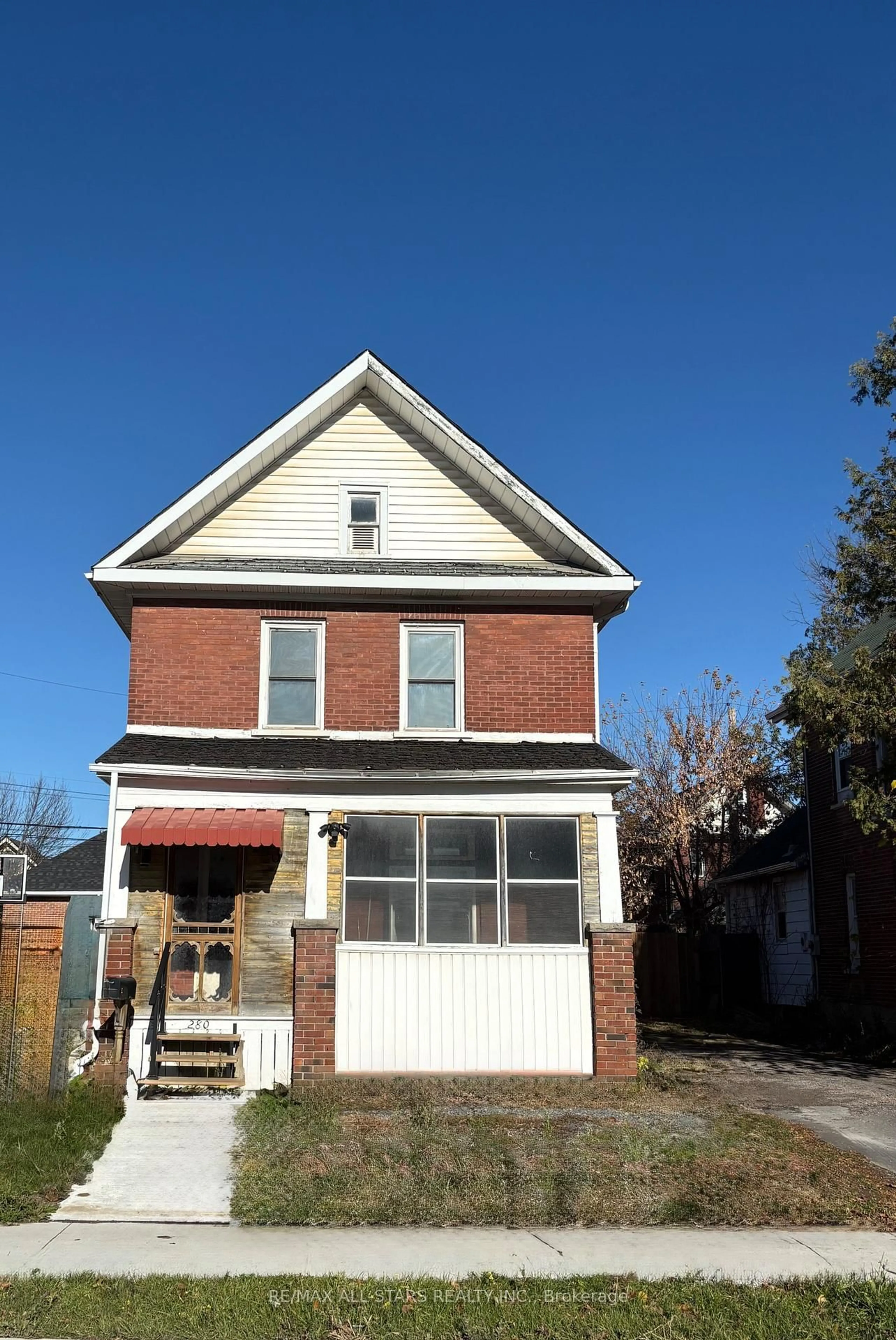 Home with brick exterior material, building for 280 Lansdowne St, Peterborough Ontario K9J 1Y8