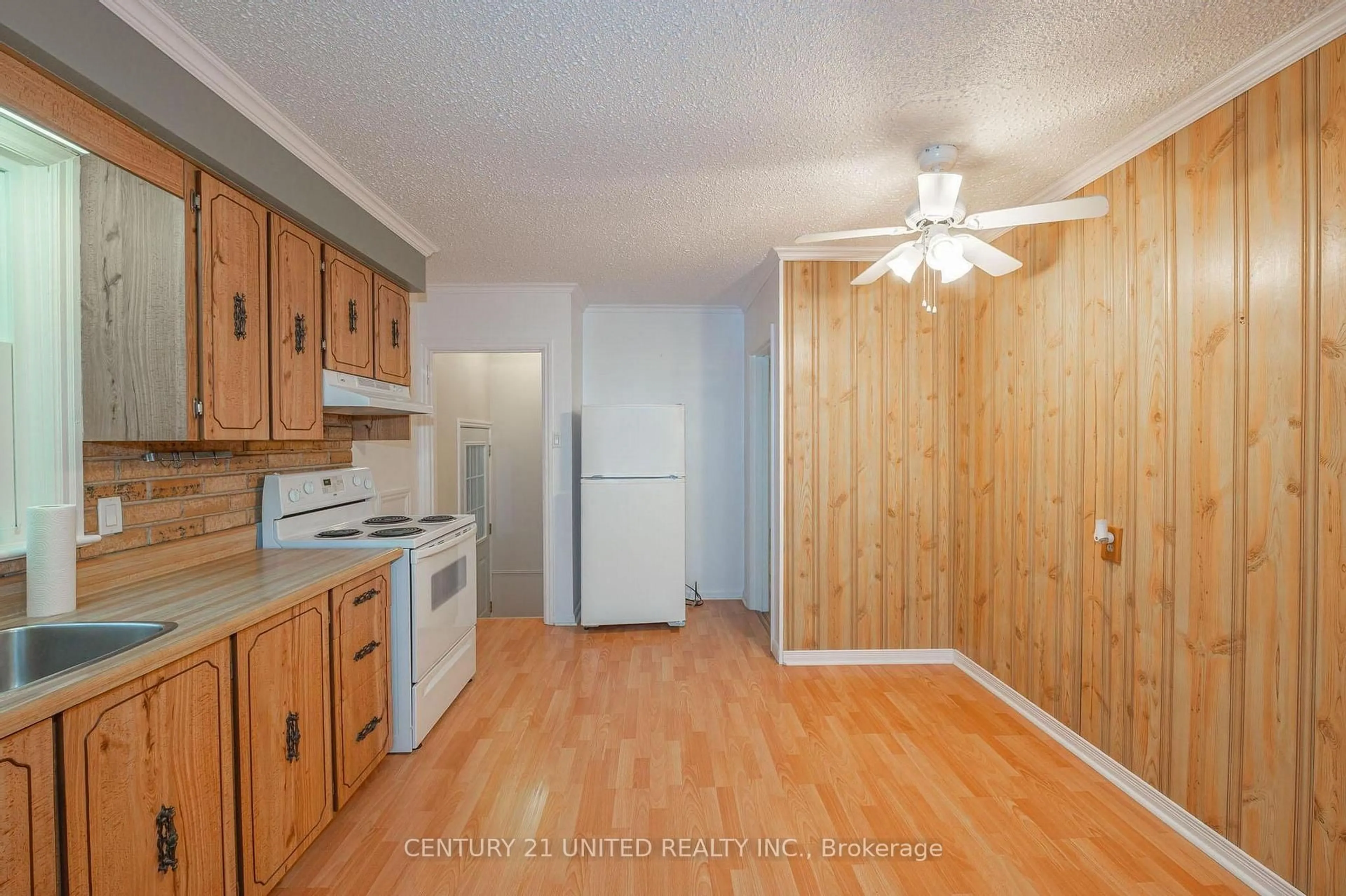Standard kitchen, wood/laminate floor for 835 Barnardo Ave, Peterborough Ontario K9H 5W1