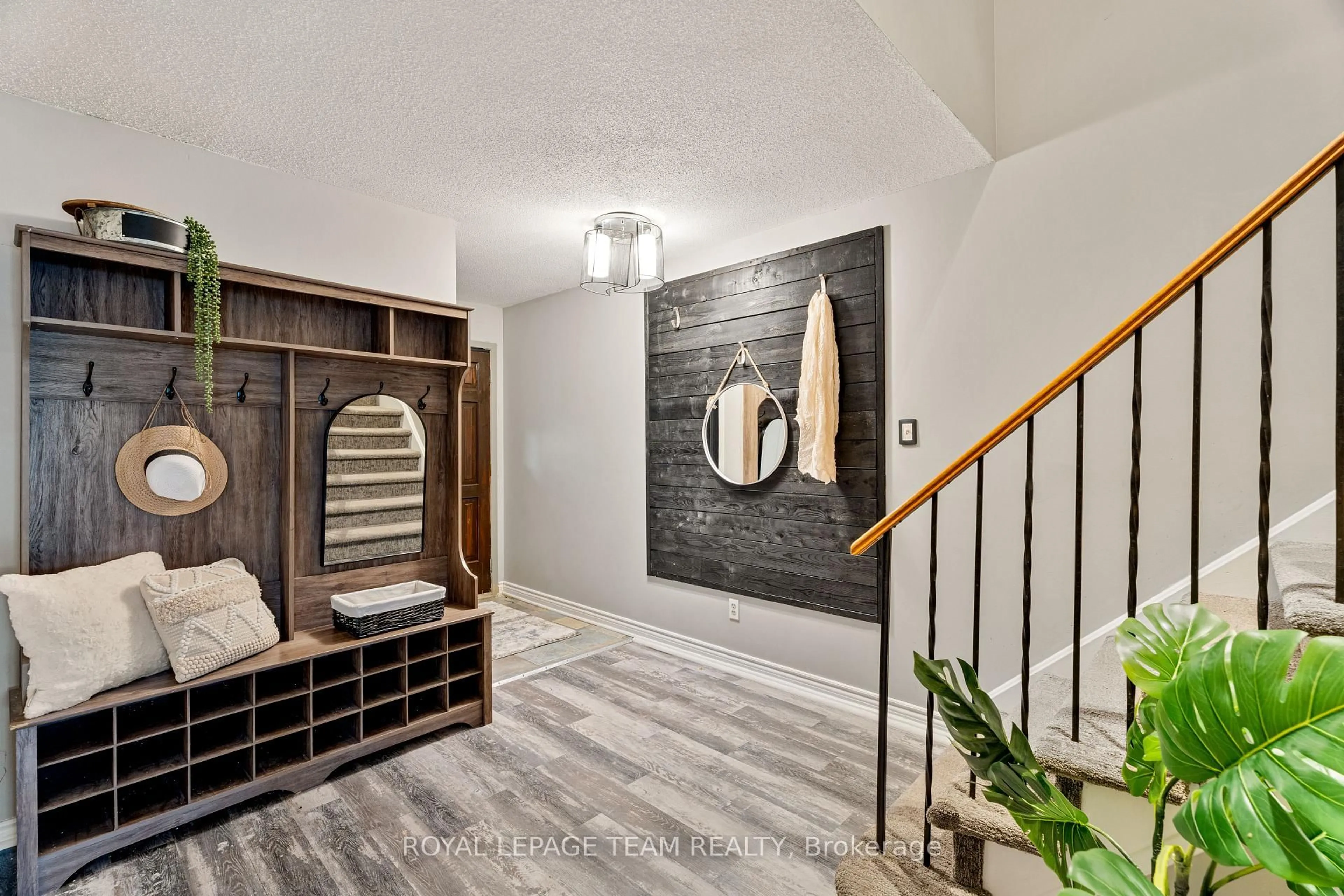 Indoor entryway for 168 Midsummer Terr, Orleans Ontario K1E 3V6