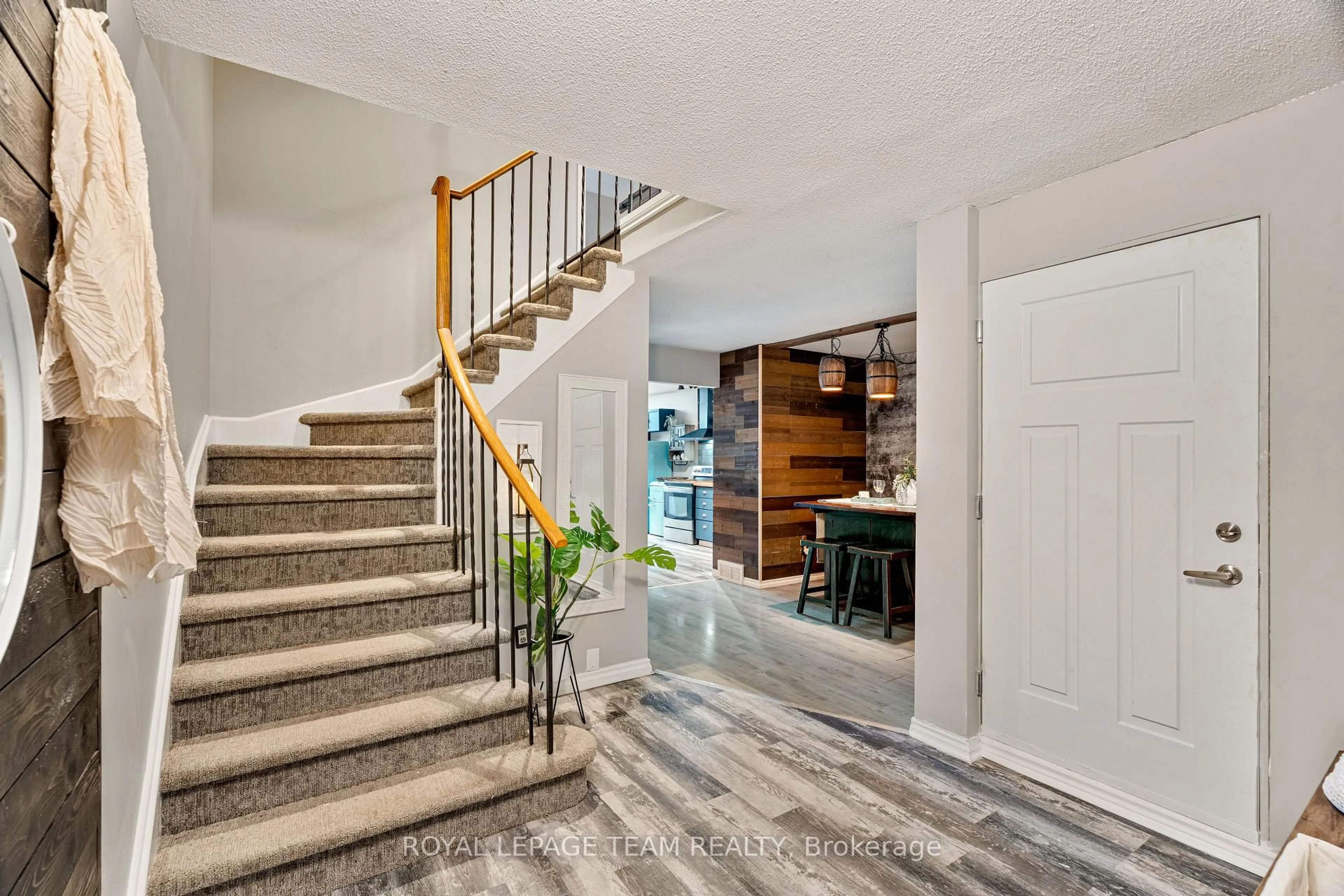 Indoor entryway for 168 Midsummer Terr, Orleans Ontario K1E 3V6