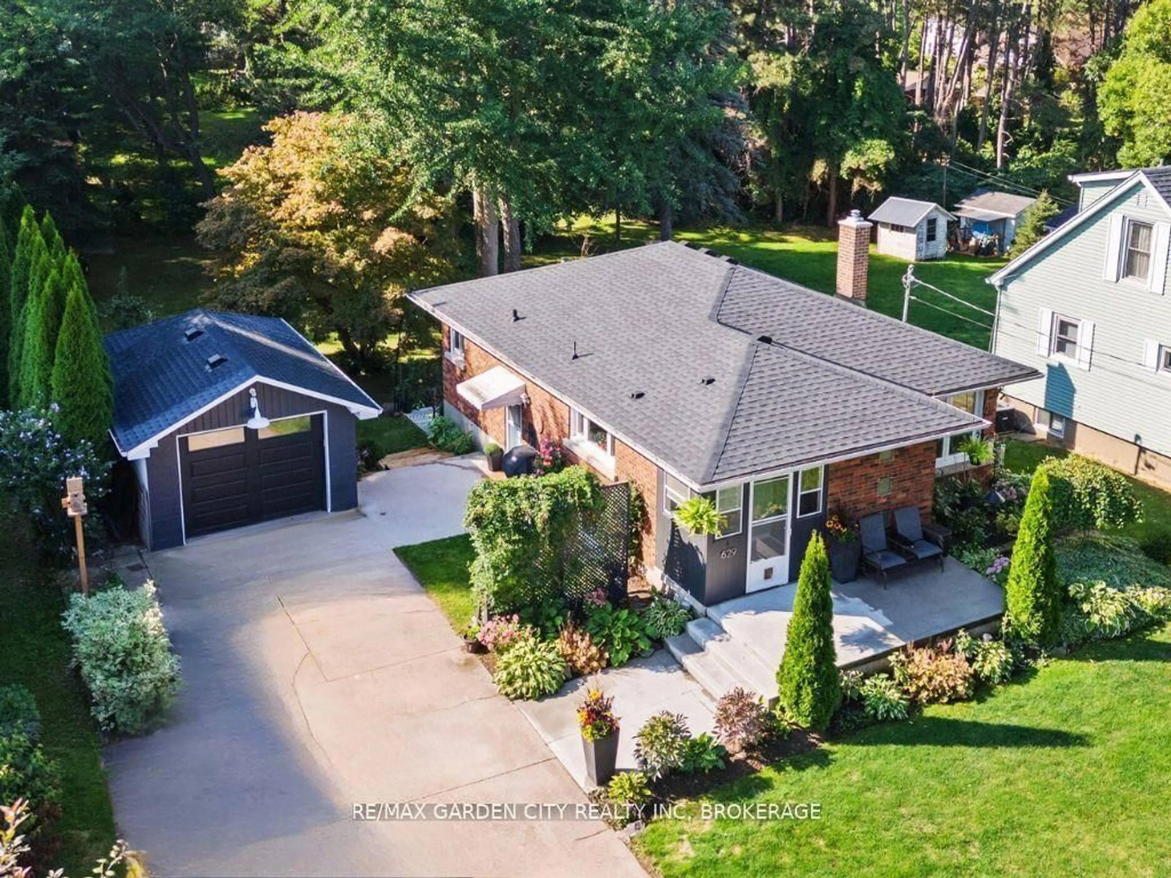 A pic from outside/outdoor area/front of a property/back of a property/a pic from drone, street for 629 Penner St, Niagara-on-the-Lake Ontario L0S 1T0
