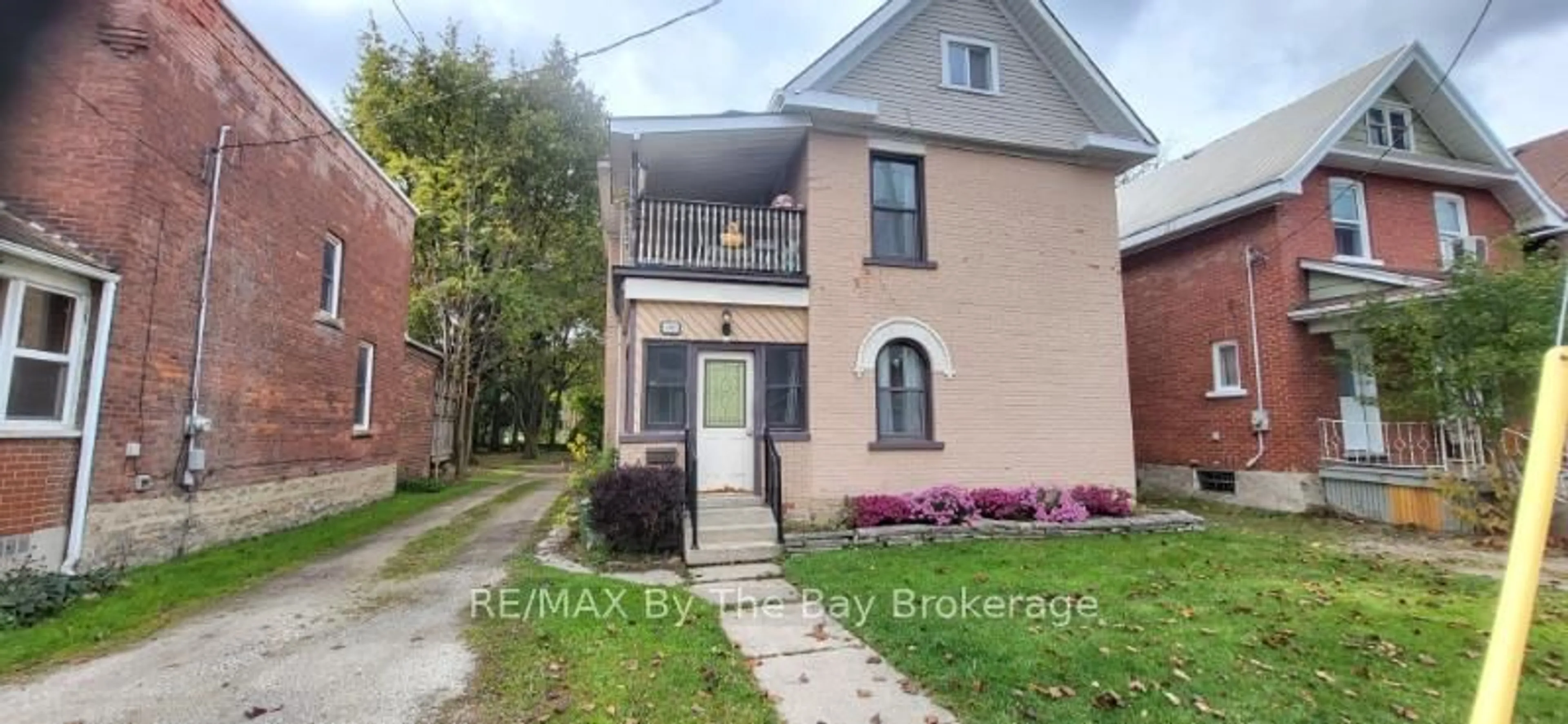 Home with brick exterior material, street for 1082 2ND Ave, Owen Sound Ontario N4K 4N1