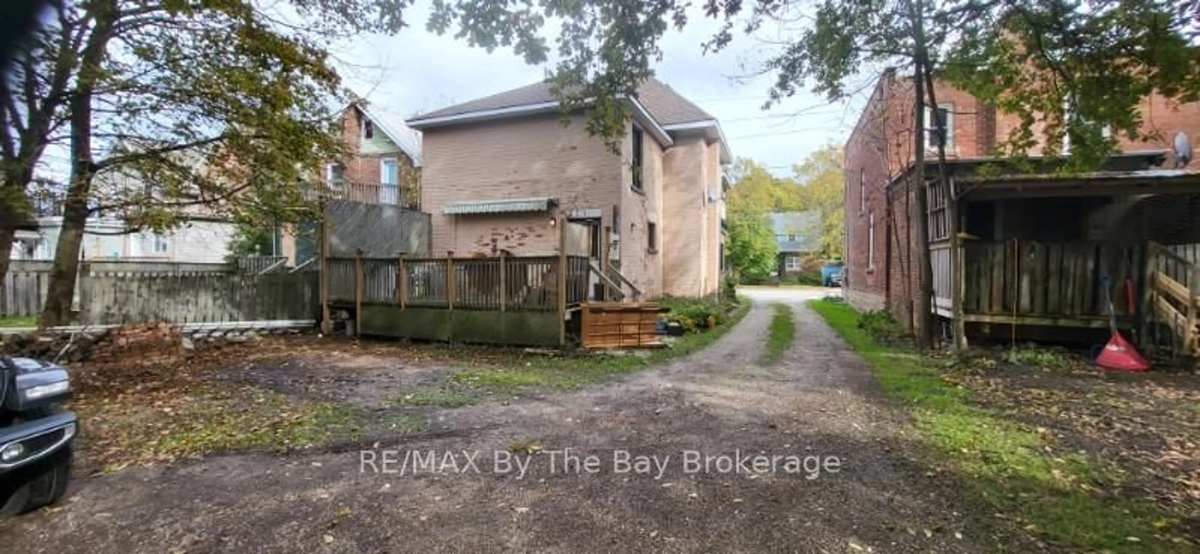 A pic from outside/outdoor area/front of a property/back of a property/a pic from drone, street for 1082 2ND Ave, Owen Sound Ontario N4K 4N1