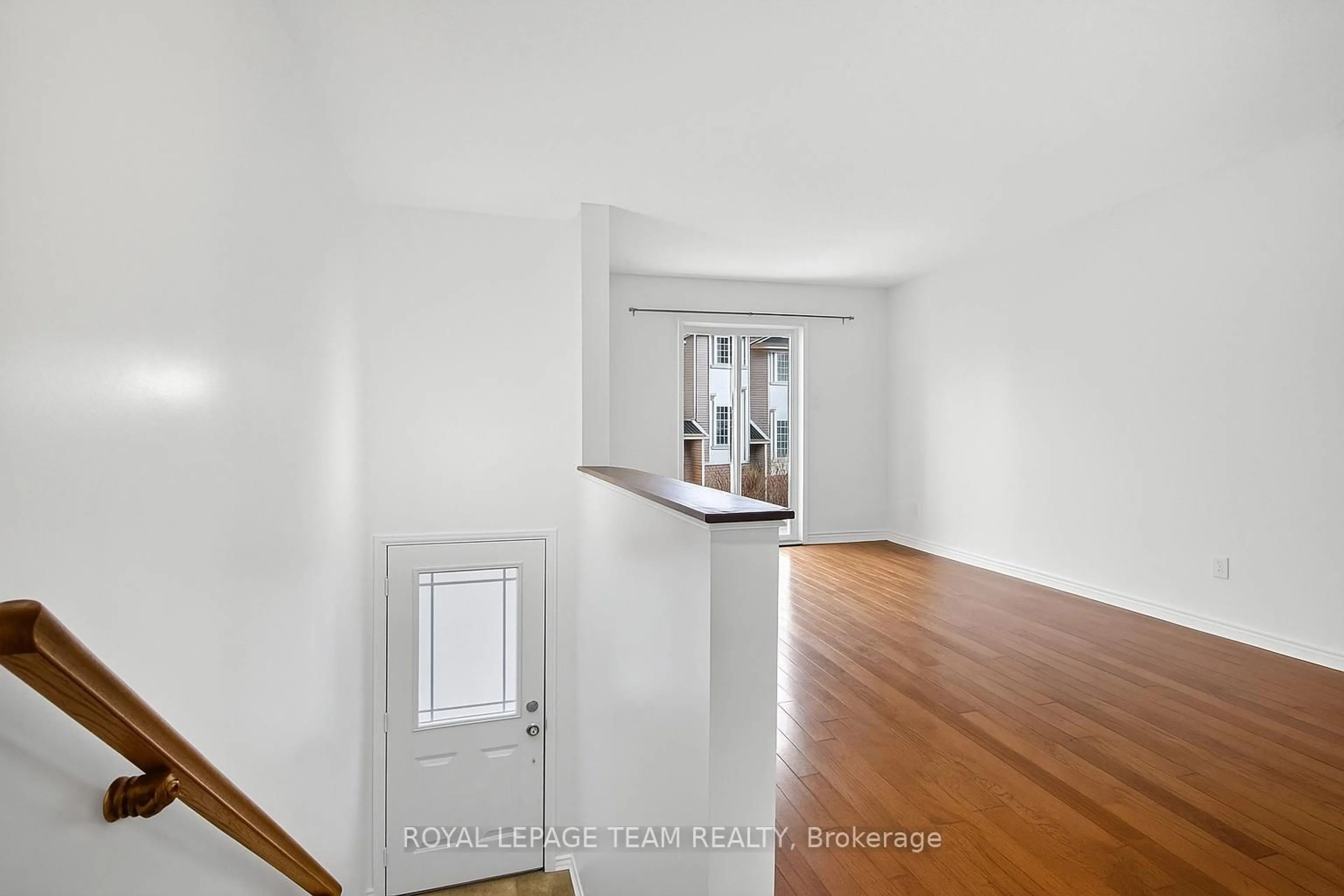 Indoor foyer for 114 WHARHOL Private, Ottawa Ontario K2H 1G6