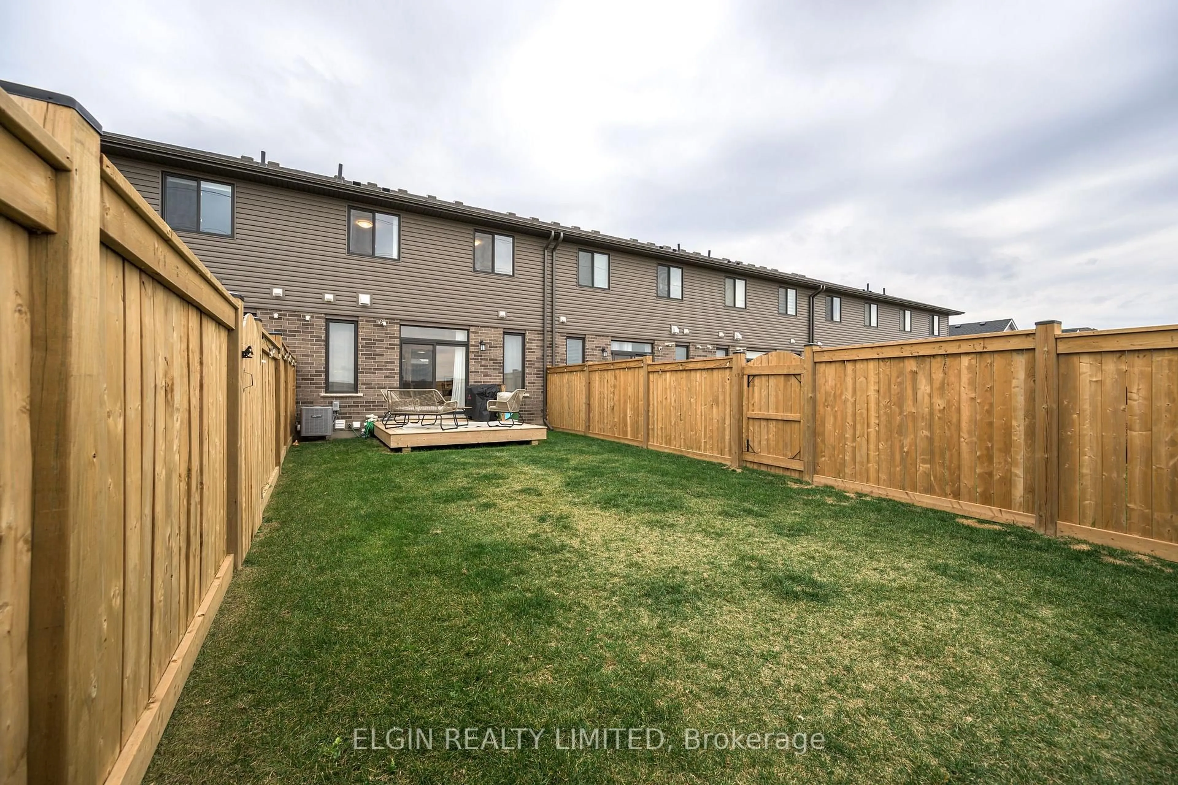 Patio, street for 33 Evylean Crt, St. Thomas Ontario N5P 3S6