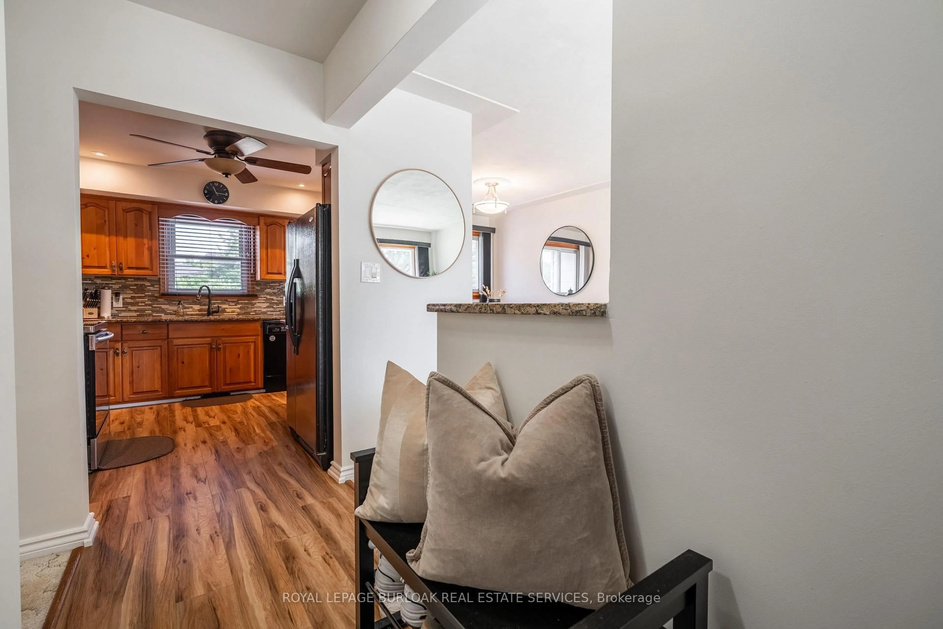 Indoor entryway for 7 Kenwood Cres, Hamilton Ontario L8T 1W3