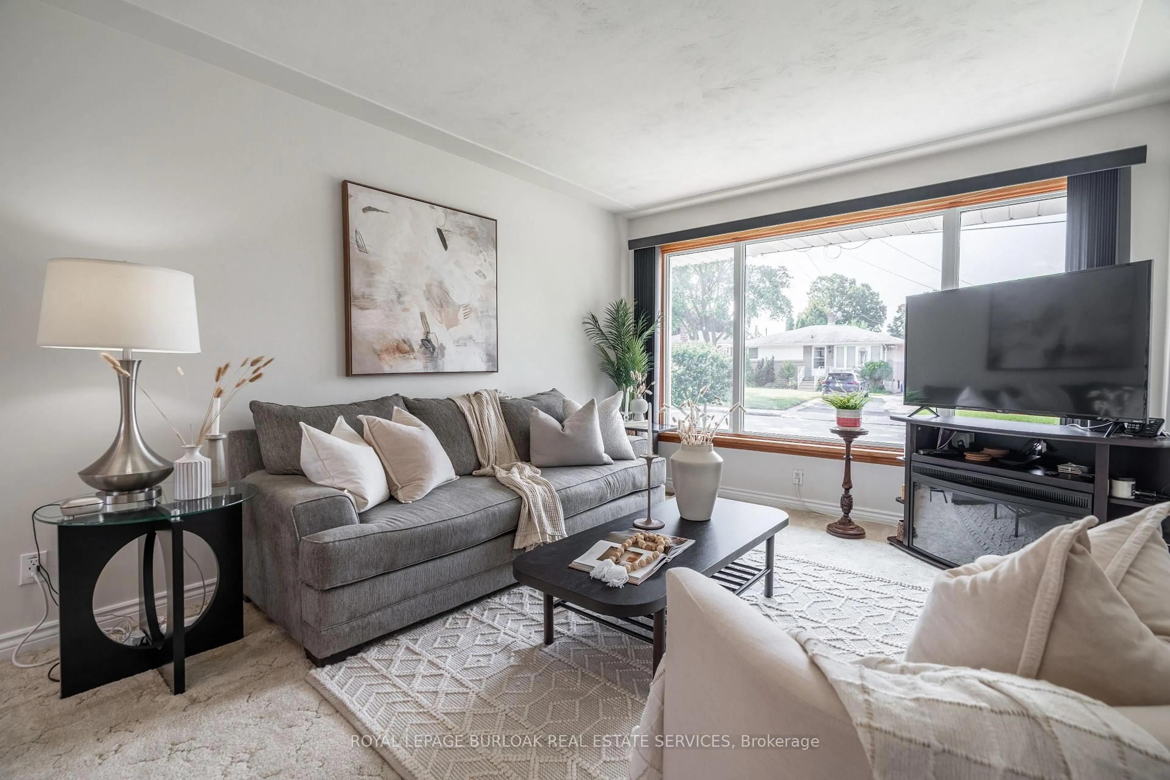 Living room with furniture, unknown for 7 Kenwood Cres, Hamilton Ontario L8T 1W3