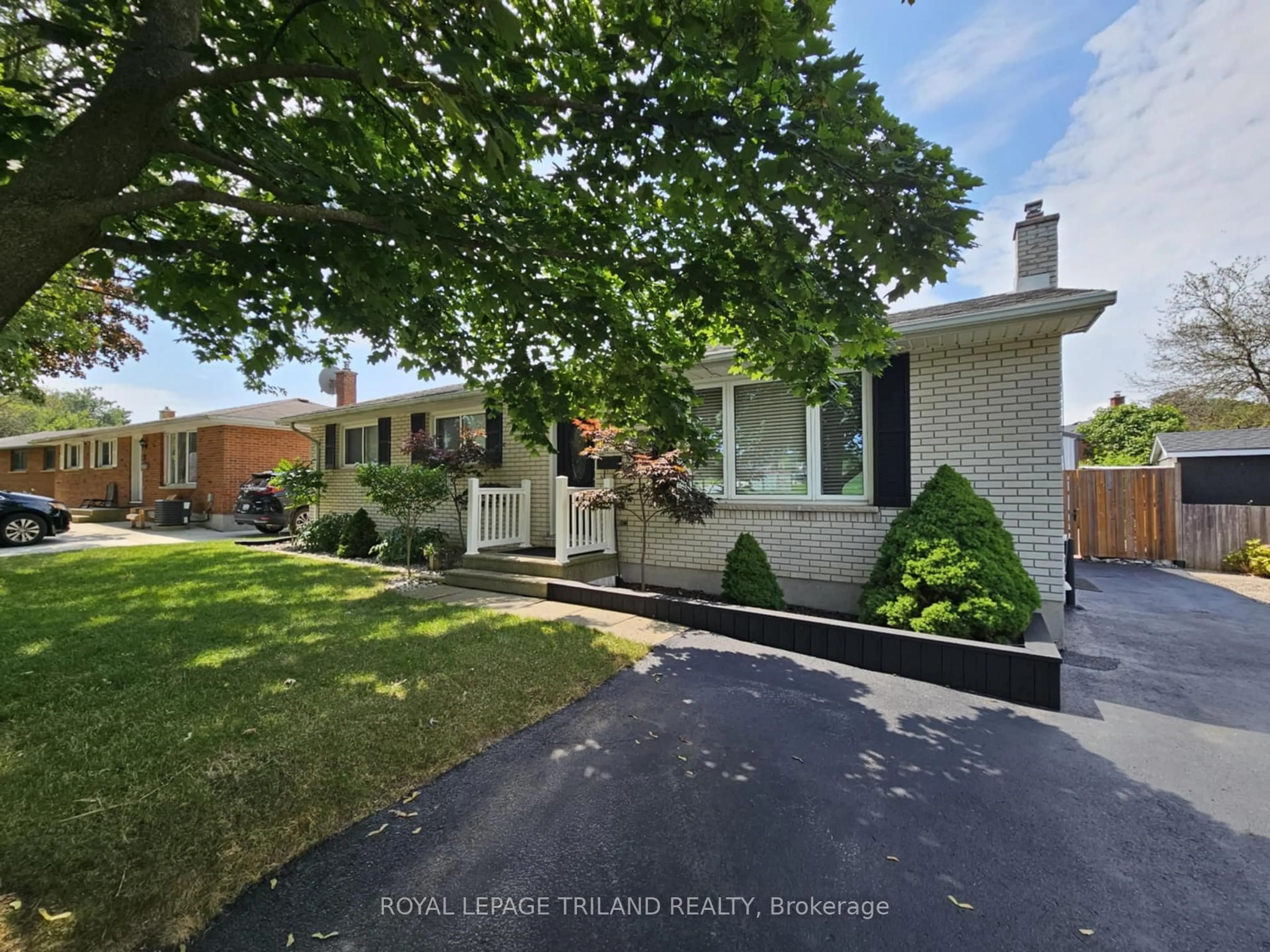 A pic from outside/outdoor area/front of a property/back of a property/a pic from drone, street for 34 Confederation Dr, St. Thomas Ontario N5P 3Y6