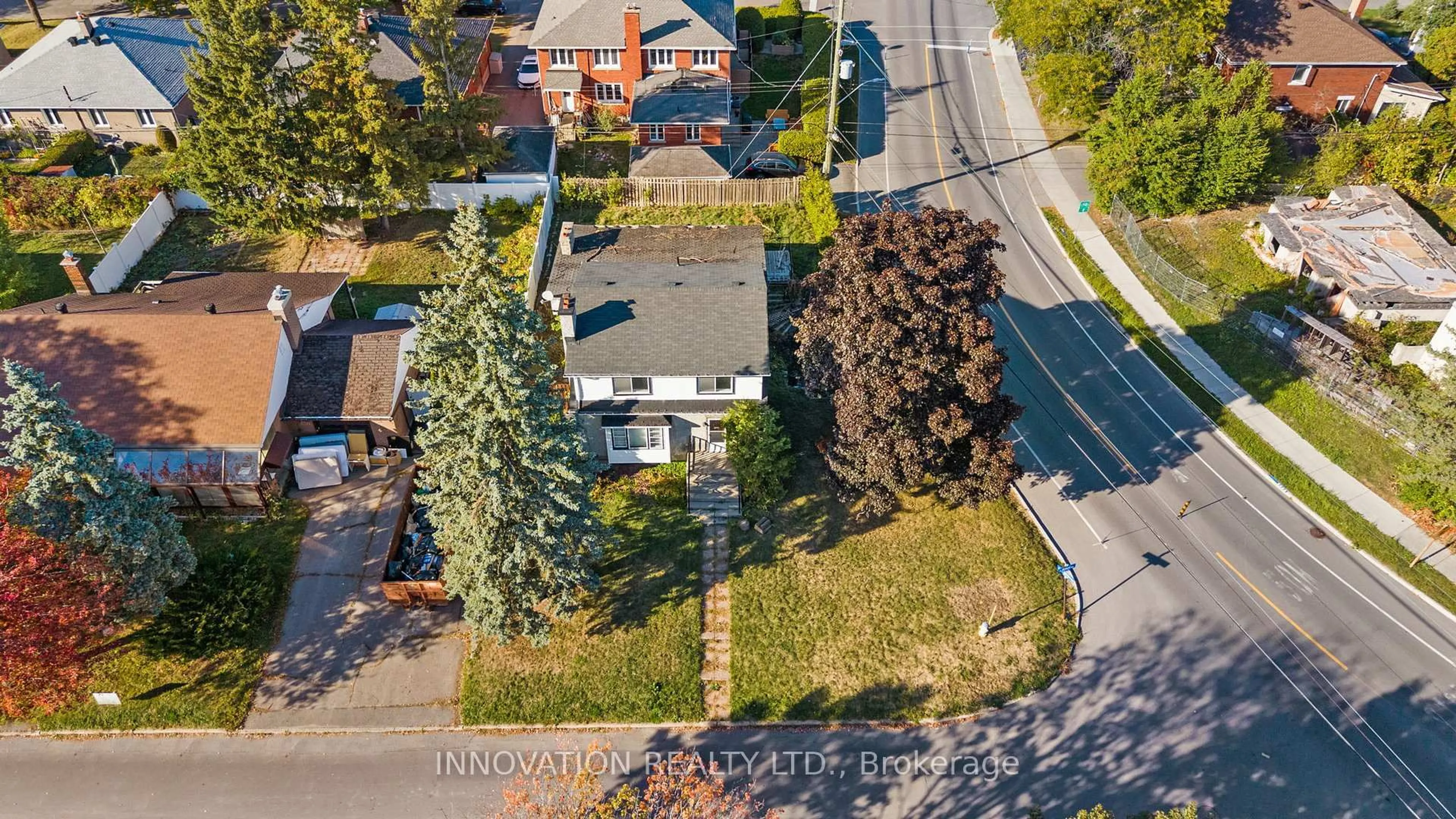 A pic from outside/outdoor area/front of a property/back of a property/a pic from drone, street for 1085 Richard Ave, Ottawa Ontario K1H 8C3