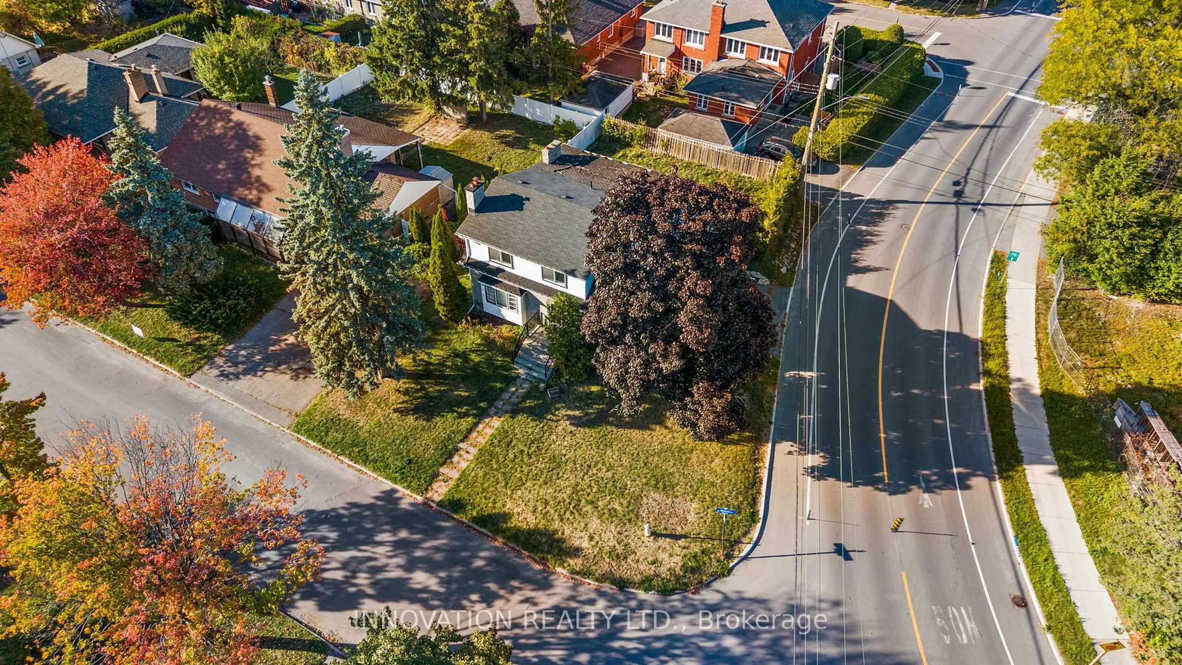 A pic from outside/outdoor area/front of a property/back of a property/a pic from drone, street for 1085 Richard Ave, Ottawa Ontario K1H 8C3