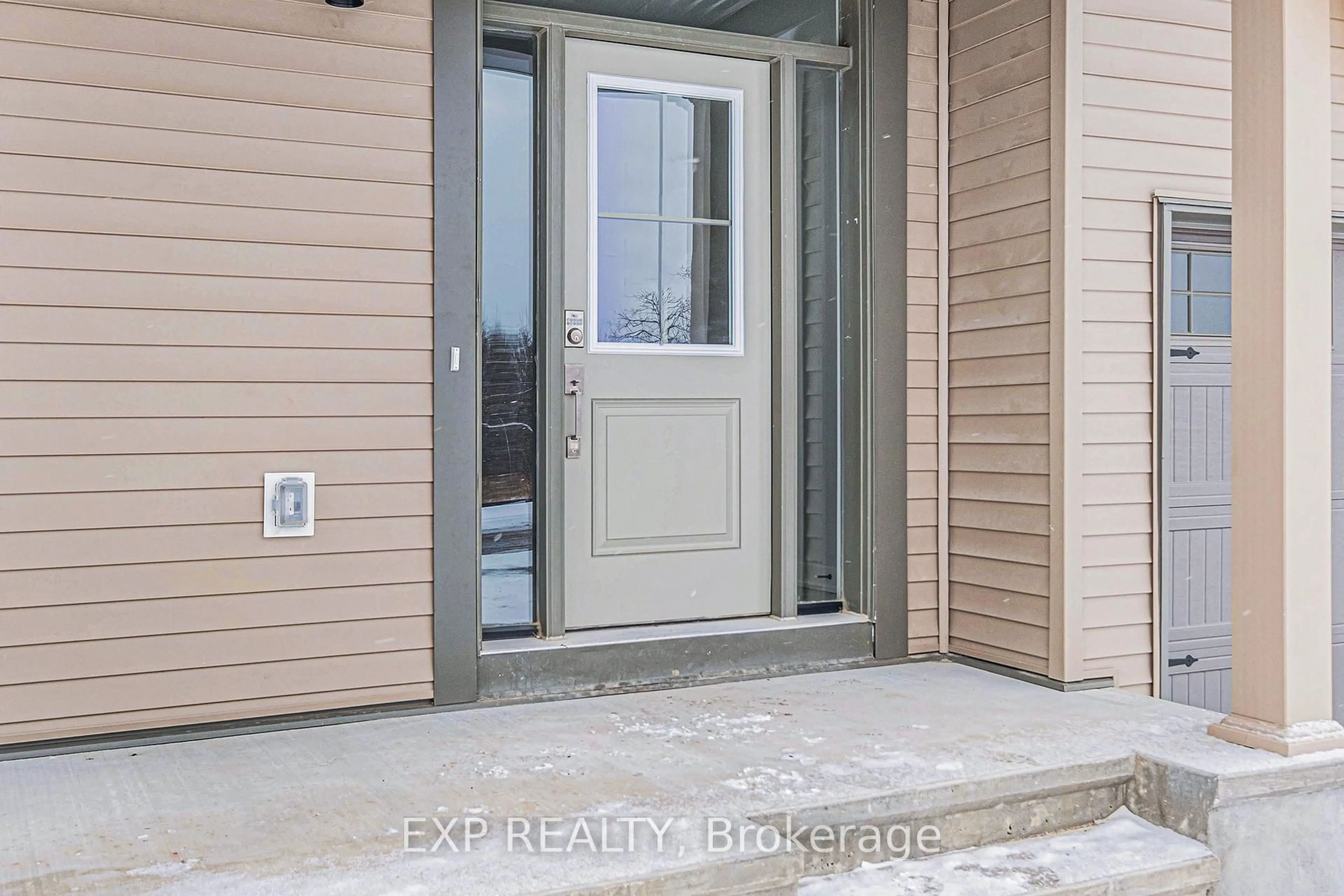 Indoor entryway for 712 Cheviot St, Richmond Ontario K0A 2Z0
