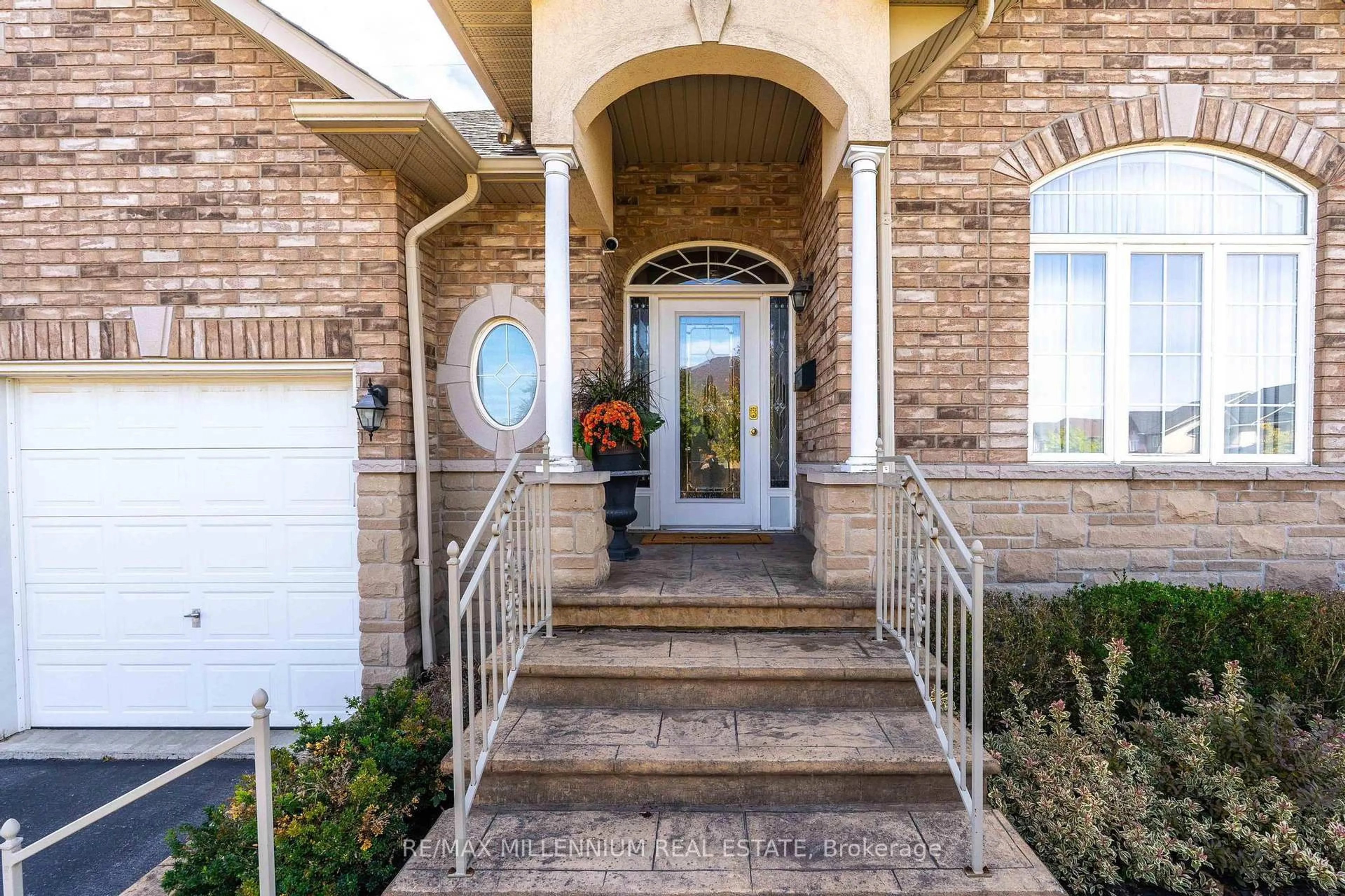 Indoor entryway for 188 Blue Mountain Dr, Hamilton Ontario L0R 1P0