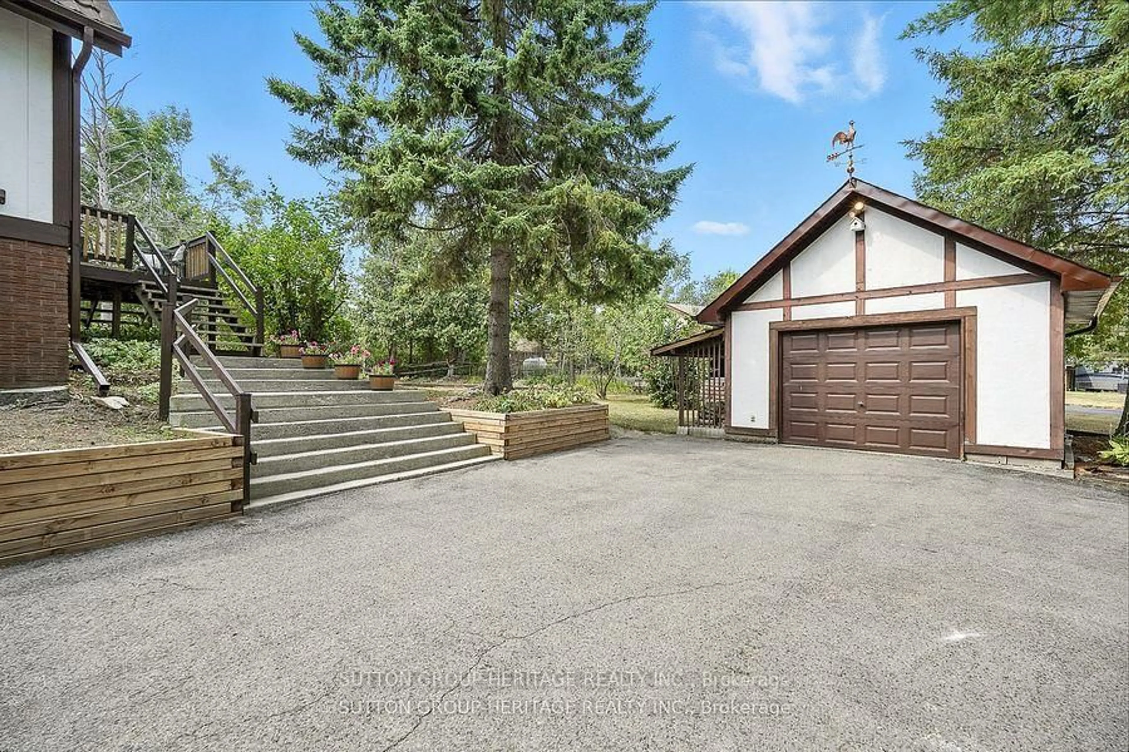 A pic from outside/outdoor area/front of a property/back of a property/a pic from drone, street for 184 Pirates Glen Dr, Trent Lakes Ontario K0M 1A0