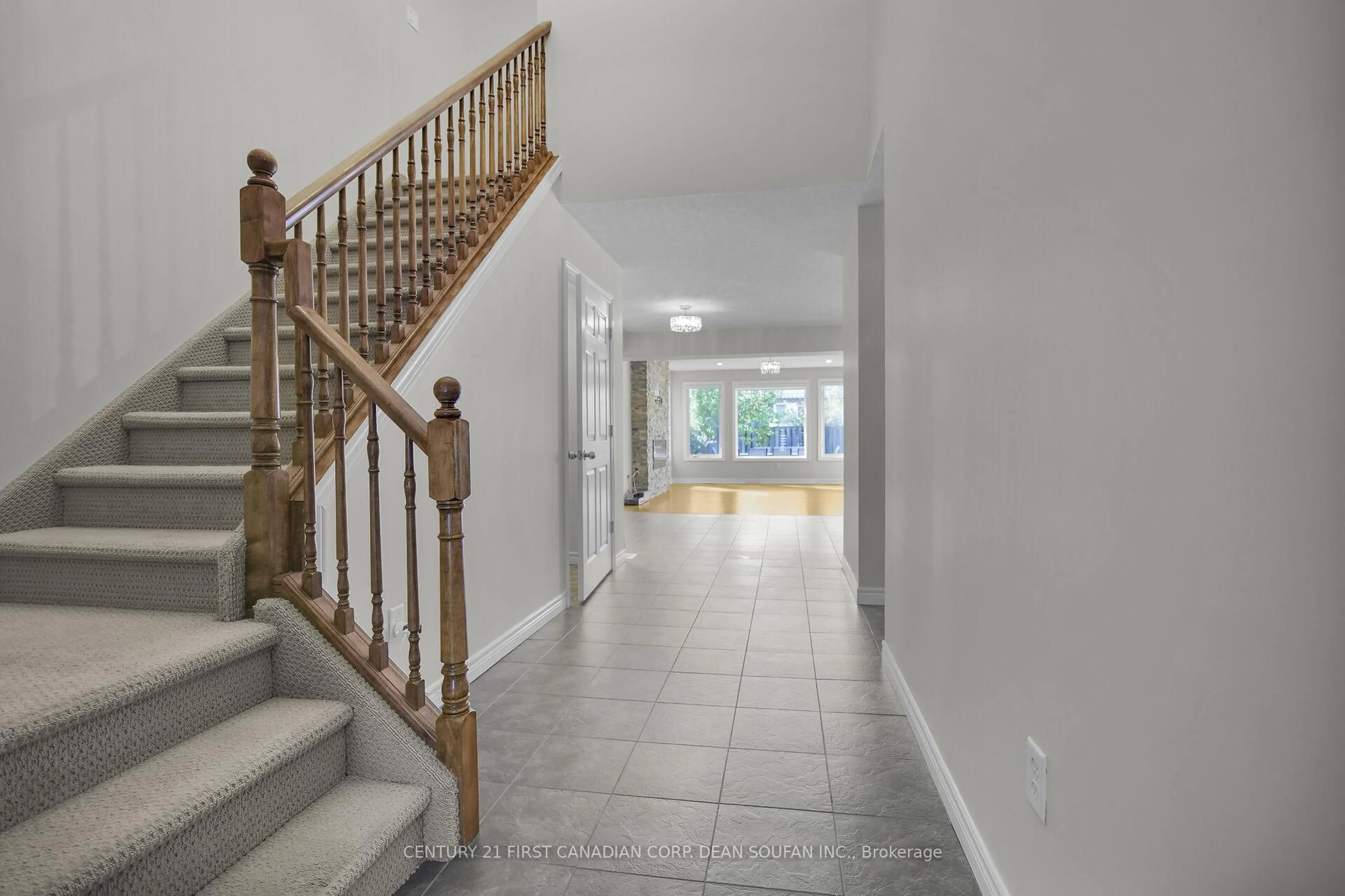Indoor foyer for 868 Rushbrook Cres, London South Ontario N6K 5B6